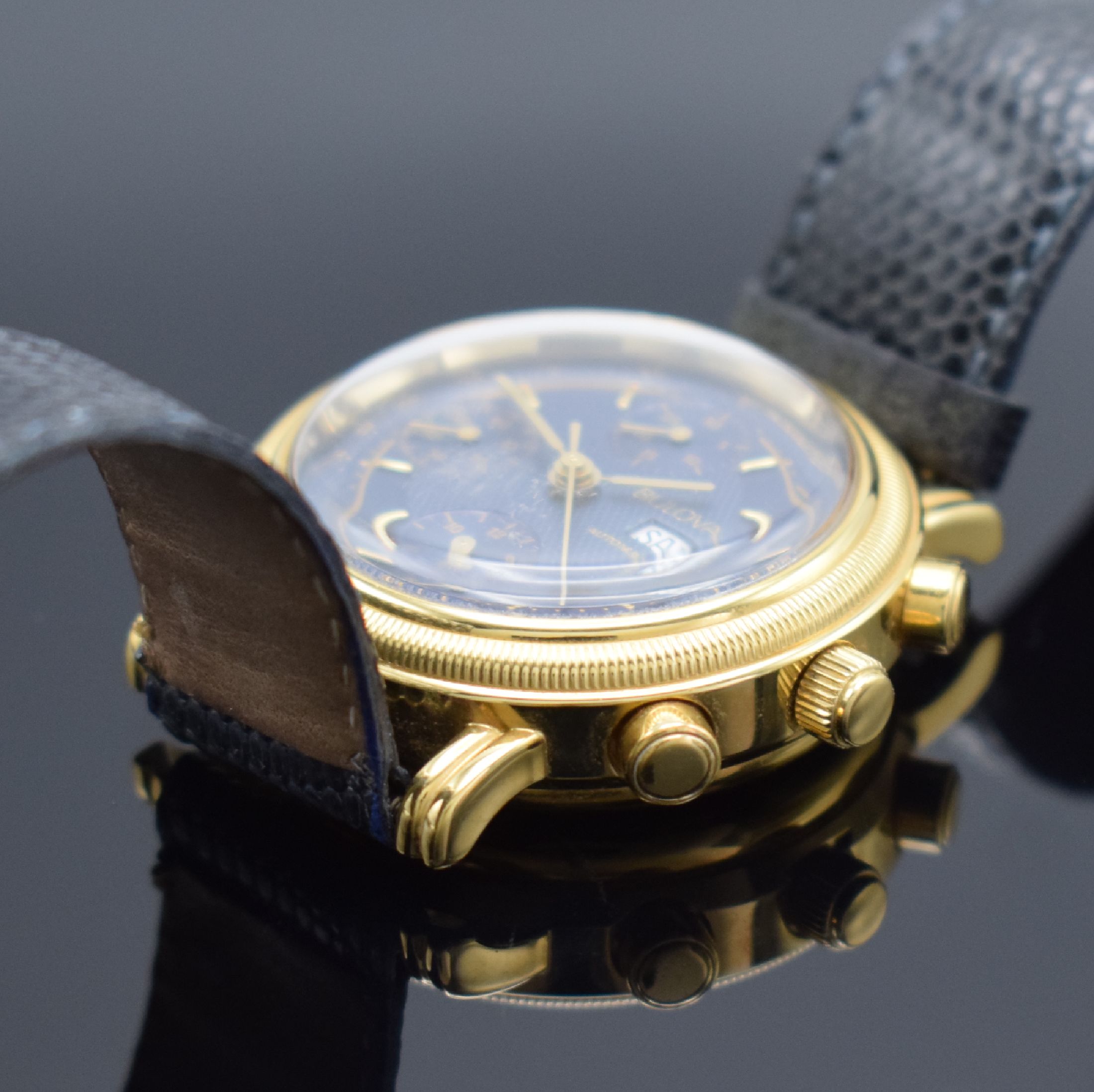 Detail b: BULOVA Herrenarmbanduhr mit Chronograph, Schweiz um 1990, Automatik, 2-teil. verg. Geh., vergl. Boden aufgedr., dunkelblaues Zifferbl., gold. ...