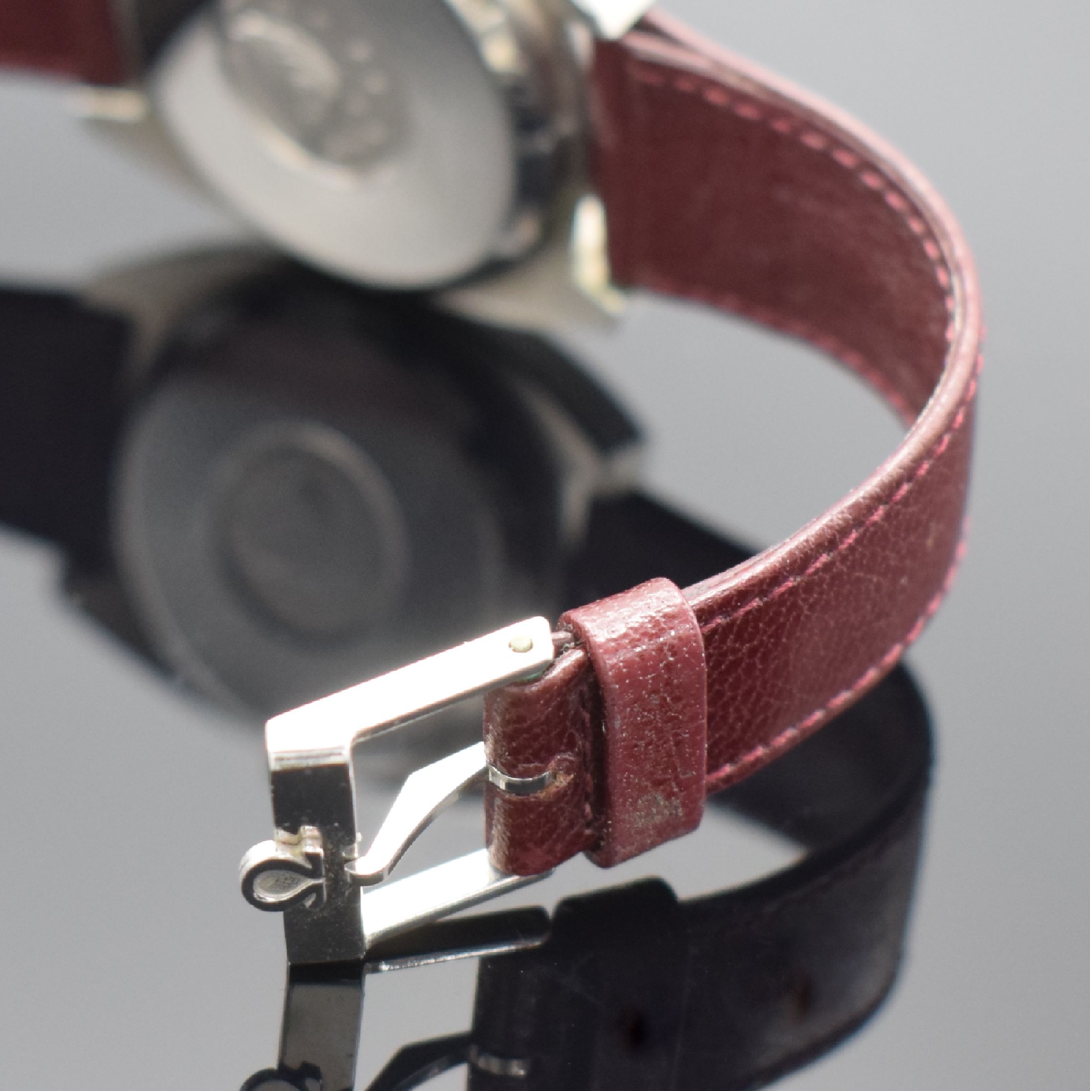 Detail b: OMEGA Constellation Chronometer Herrenarmbanduhr Referenz 198.0027, Schweiz um 1973, Stimmgabelschwinger, Stahlgeh., Boden geschr., silb. Zifferbl., ...