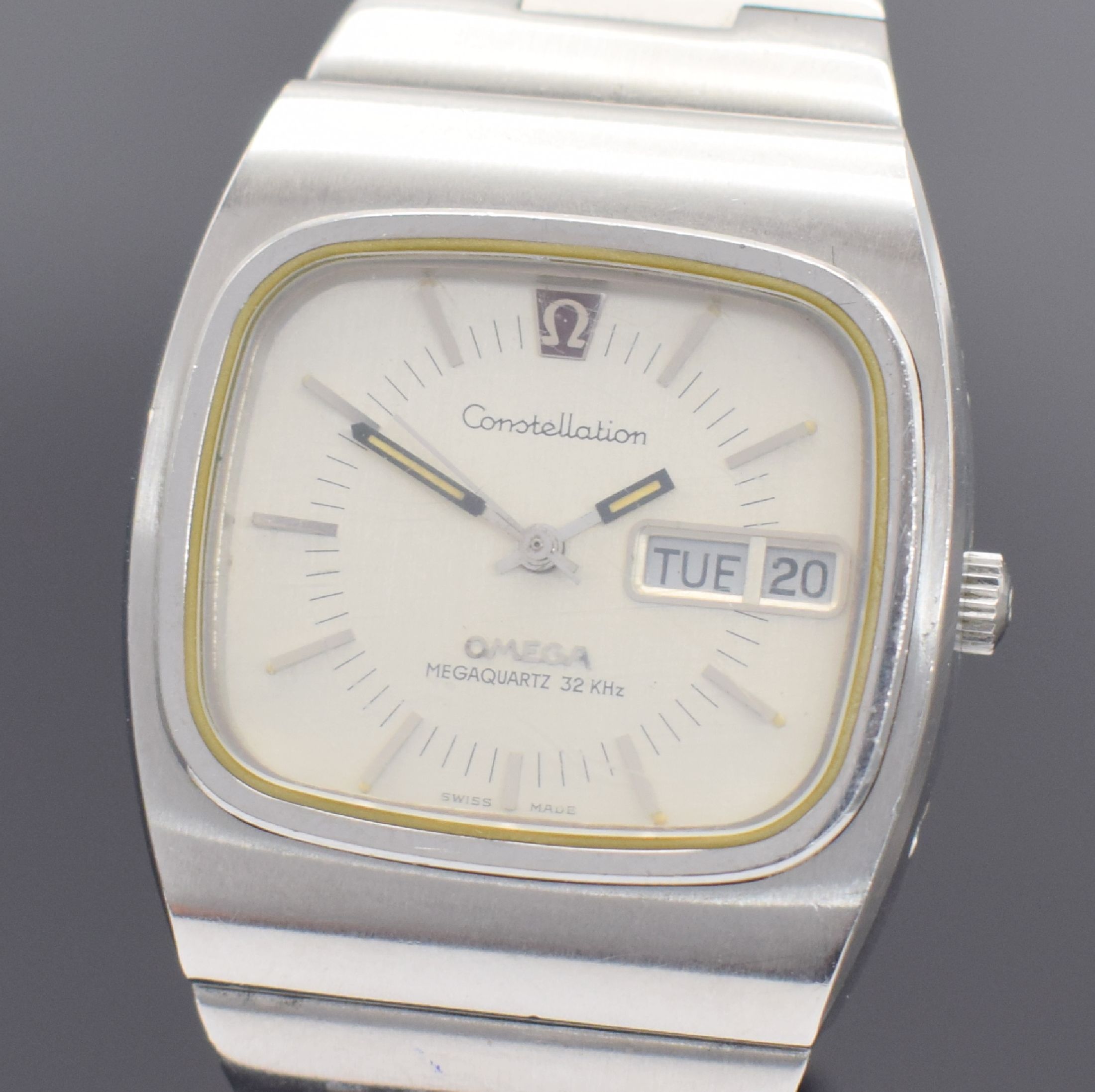 Detail a: OMEGA Constellation Herrenarmbanduhr, Schweiz um 1970, quarz, Ref. 196.0016/396.0811, Stahlgeh. inkl. orig. Gliederband mit Faltschl., silb. ...
