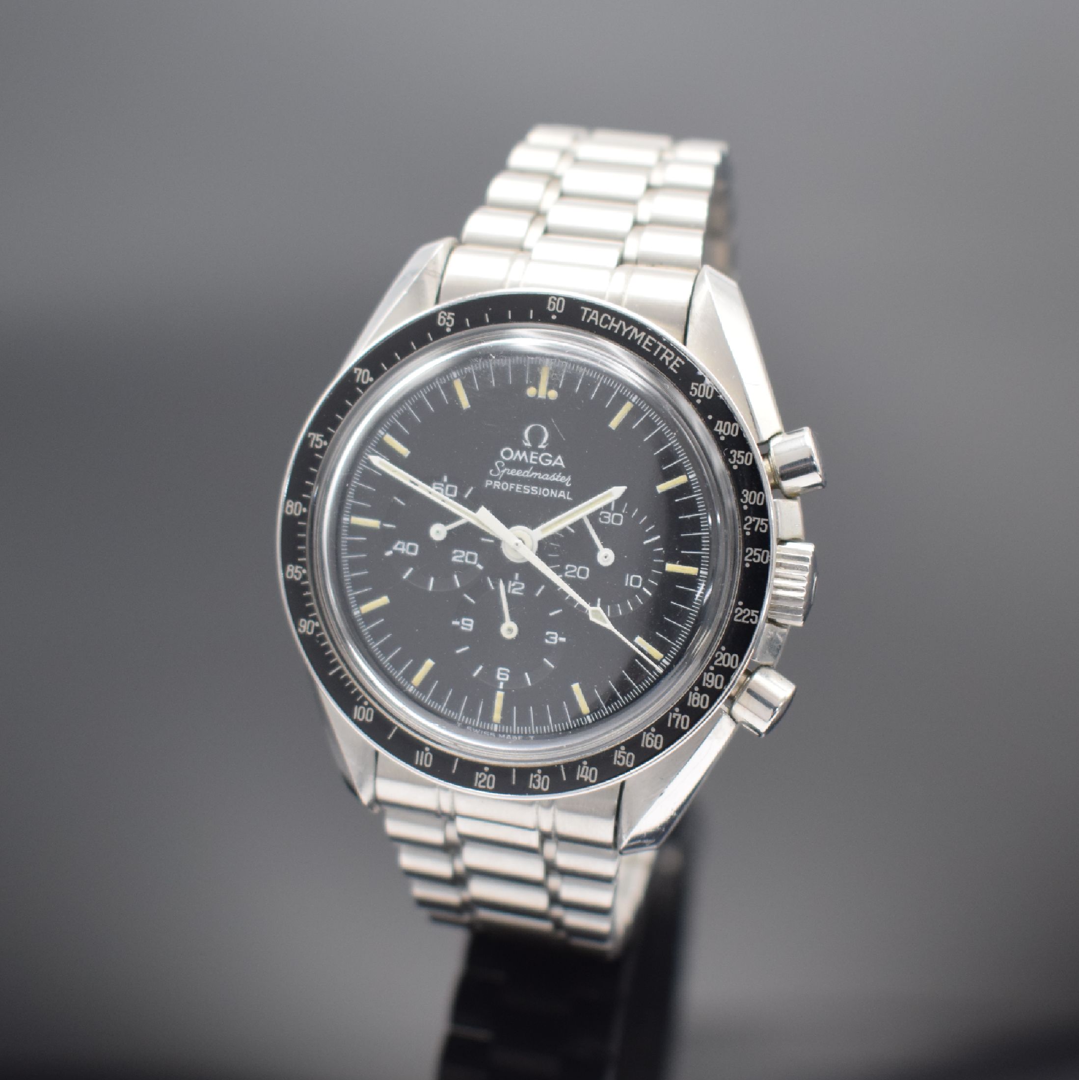OMEGA Speedmaster Professional Moonwatch Referenz 145022, Schweiz um 1974, Handaufzug, Chronograph in Edelstahl inkl. Gliederband m. Faltschl., Boden ...