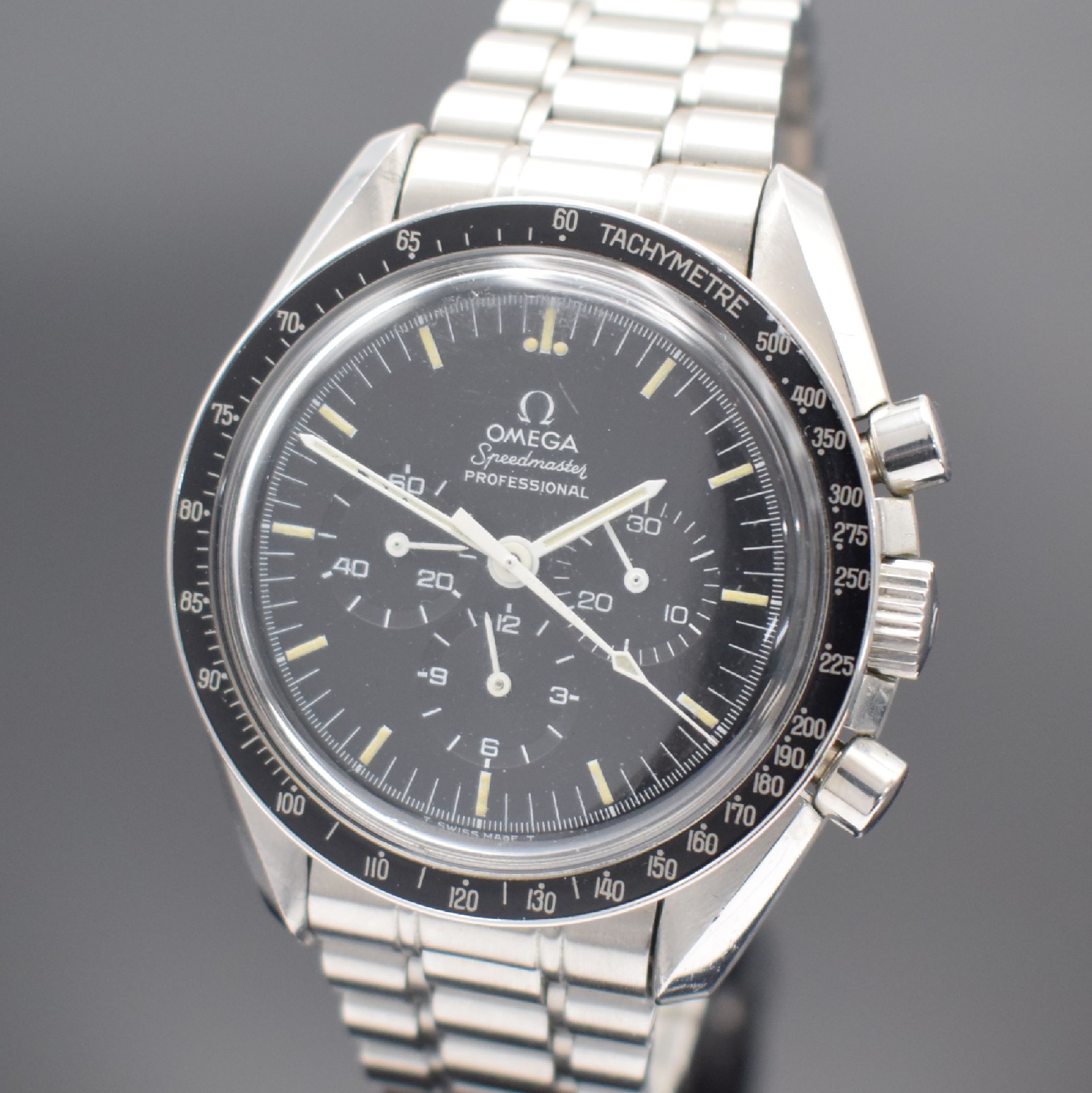 Detail a: OMEGA Speedmaster Professional Moonwatch Referenz 145022, Schweiz um 1974, Handaufzug, Chronograph in Edelstahl inkl. Gliederband m. Faltschl., Boden ...