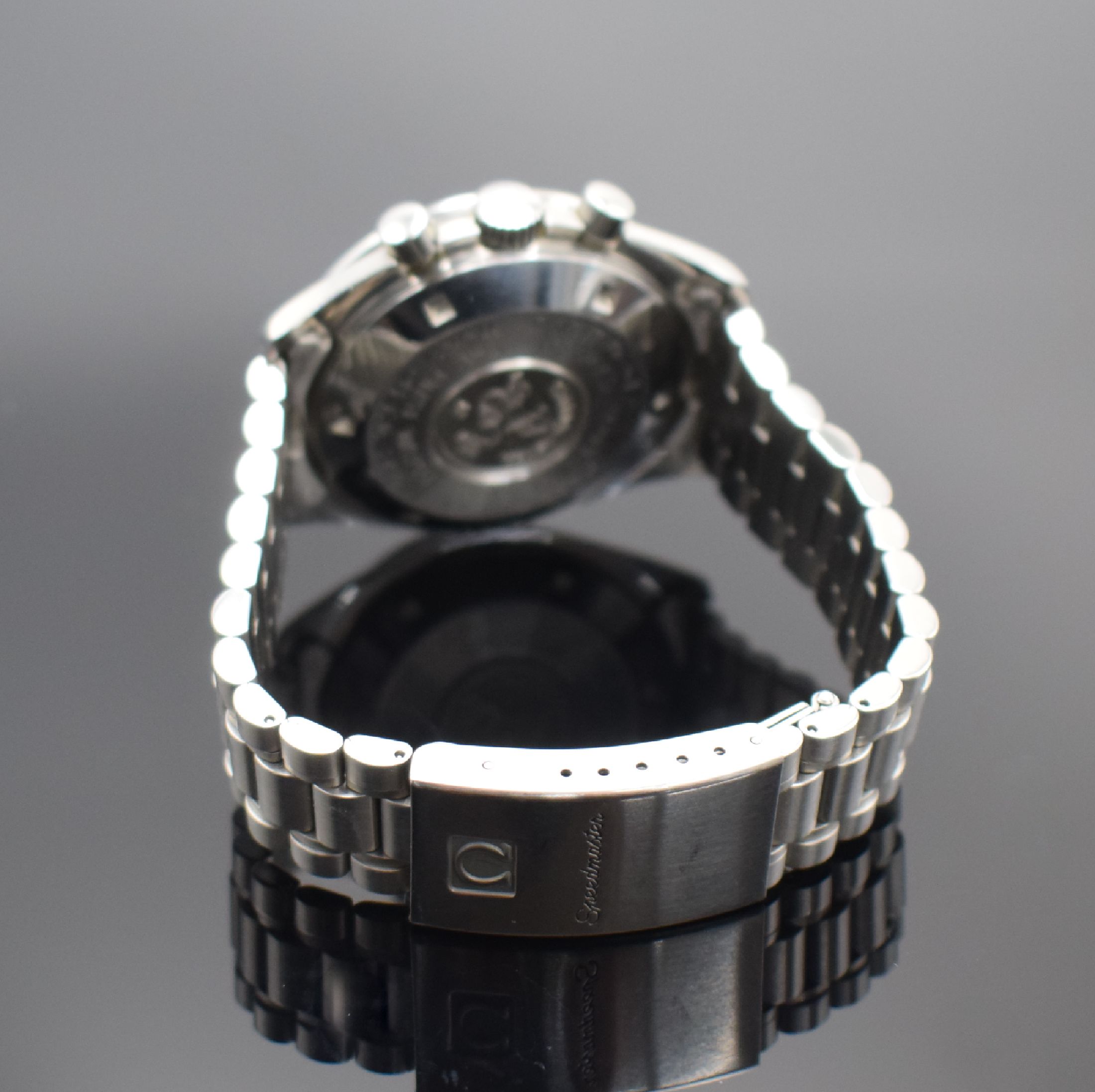Detail b: OMEGA Speedmaster Professional Moonwatch Referenz 145022, Schweiz um 1974, Handaufzug, Chronograph in Edelstahl inkl. Gliederband m. Faltschl., Boden ...