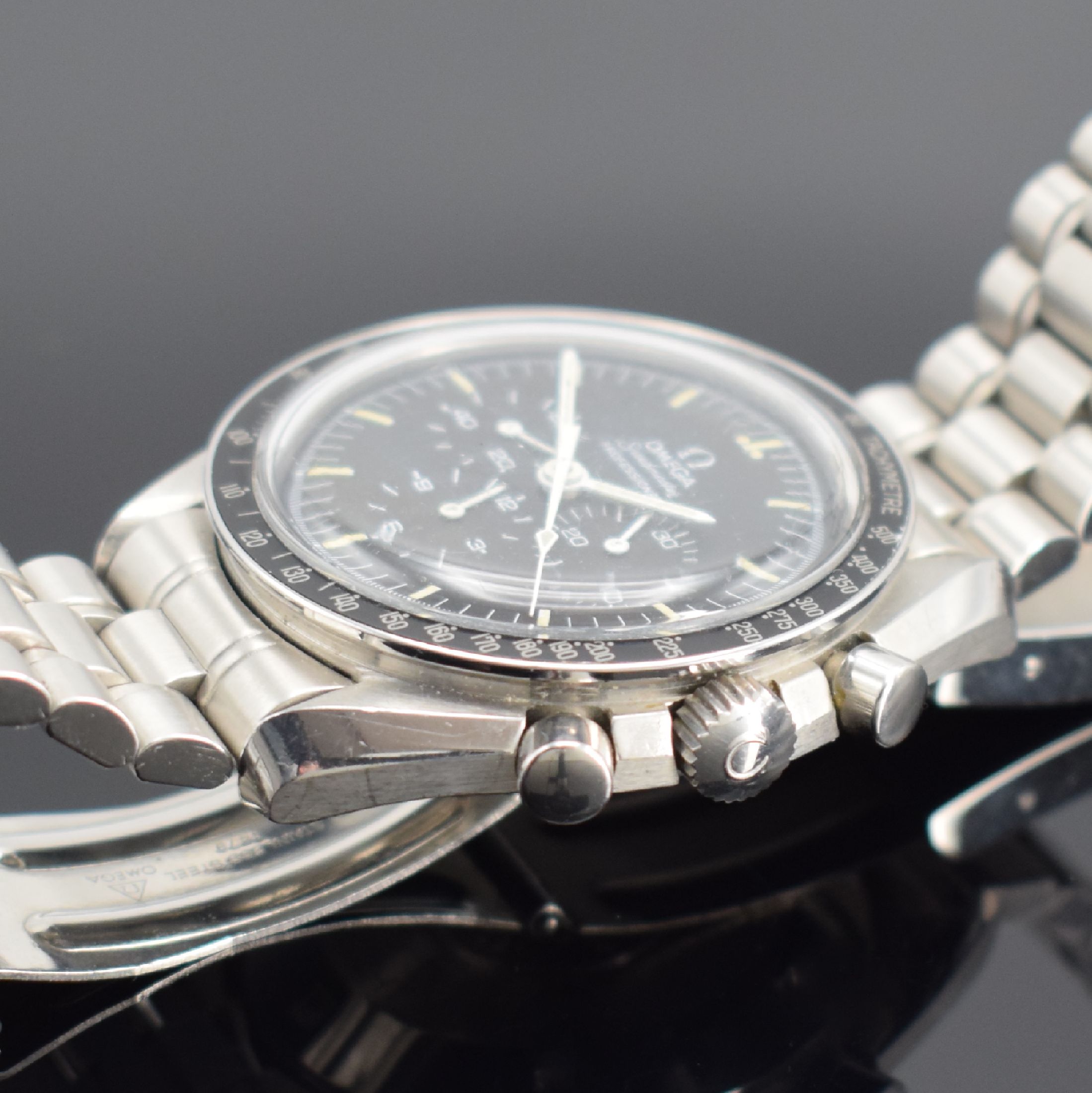 Detail c: OMEGA Speedmaster Professional Moonwatch Referenz 145022, Schweiz um 1974, Handaufzug, Chronograph in Edelstahl inkl. Gliederband m. Faltschl., Boden ...