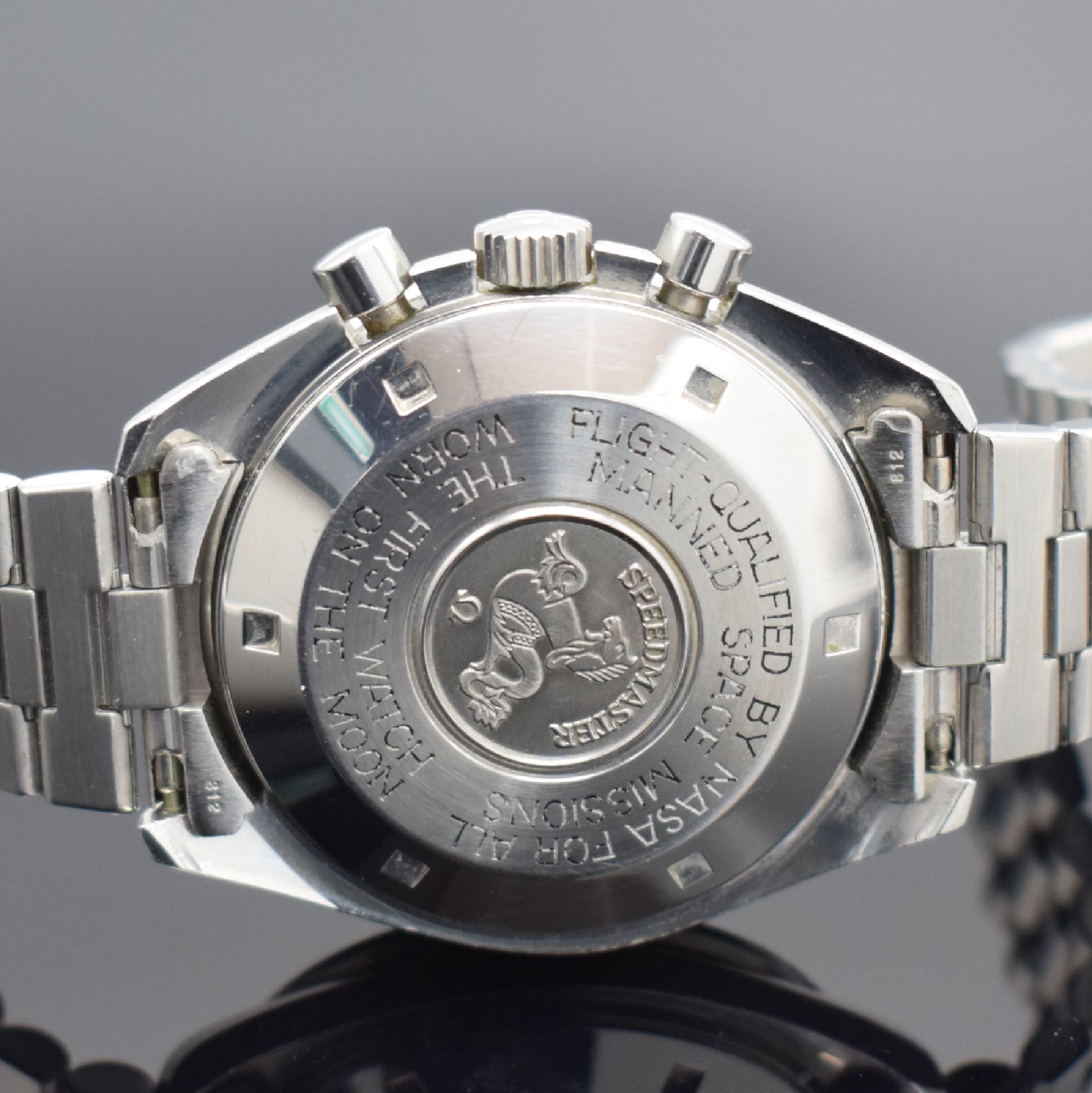 Detail d: OMEGA Speedmaster Professional Moonwatch Referenz 145022, Schweiz um 1974, Handaufzug, Chronograph in Edelstahl inkl. Gliederband m. Faltschl., Boden ...