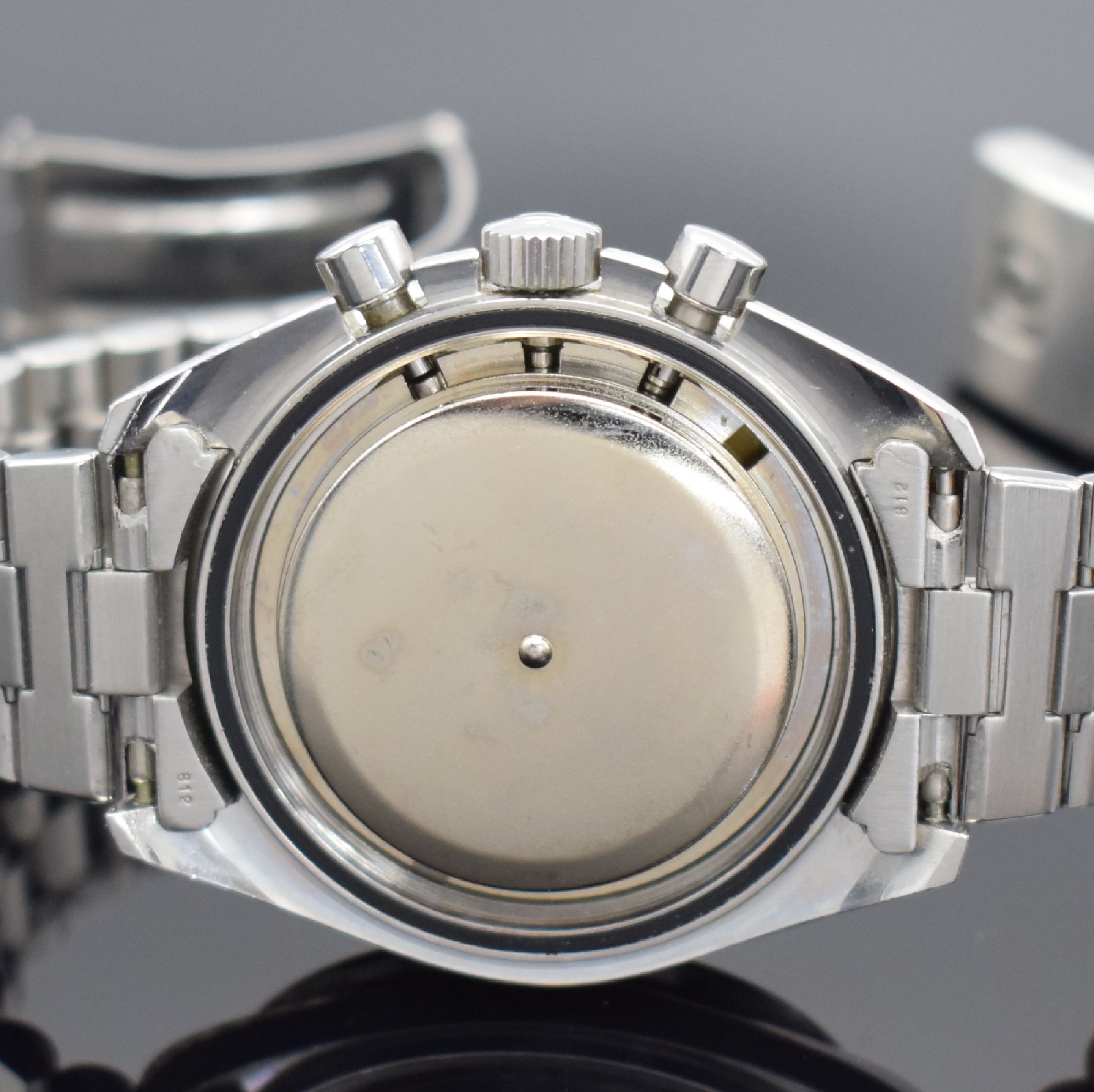 Detail e: OMEGA Speedmaster Professional Moonwatch Referenz 145022, Schweiz um 1974, Handaufzug, Chronograph in Edelstahl inkl. Gliederband m. Faltschl., Boden ...
