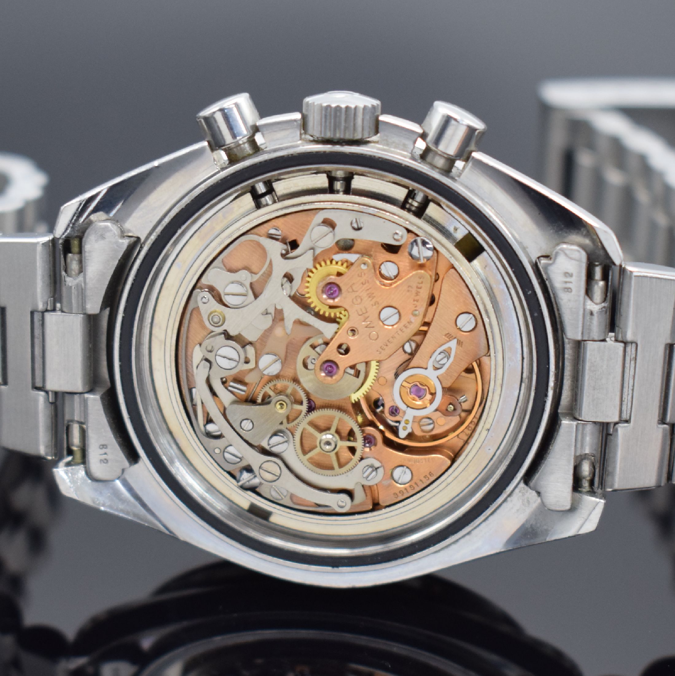 Detail f: OMEGA Speedmaster Professional Moonwatch Referenz 145022, Schweiz um 1974, Handaufzug, Chronograph in Edelstahl inkl. Gliederband m. Faltschl., Boden ...