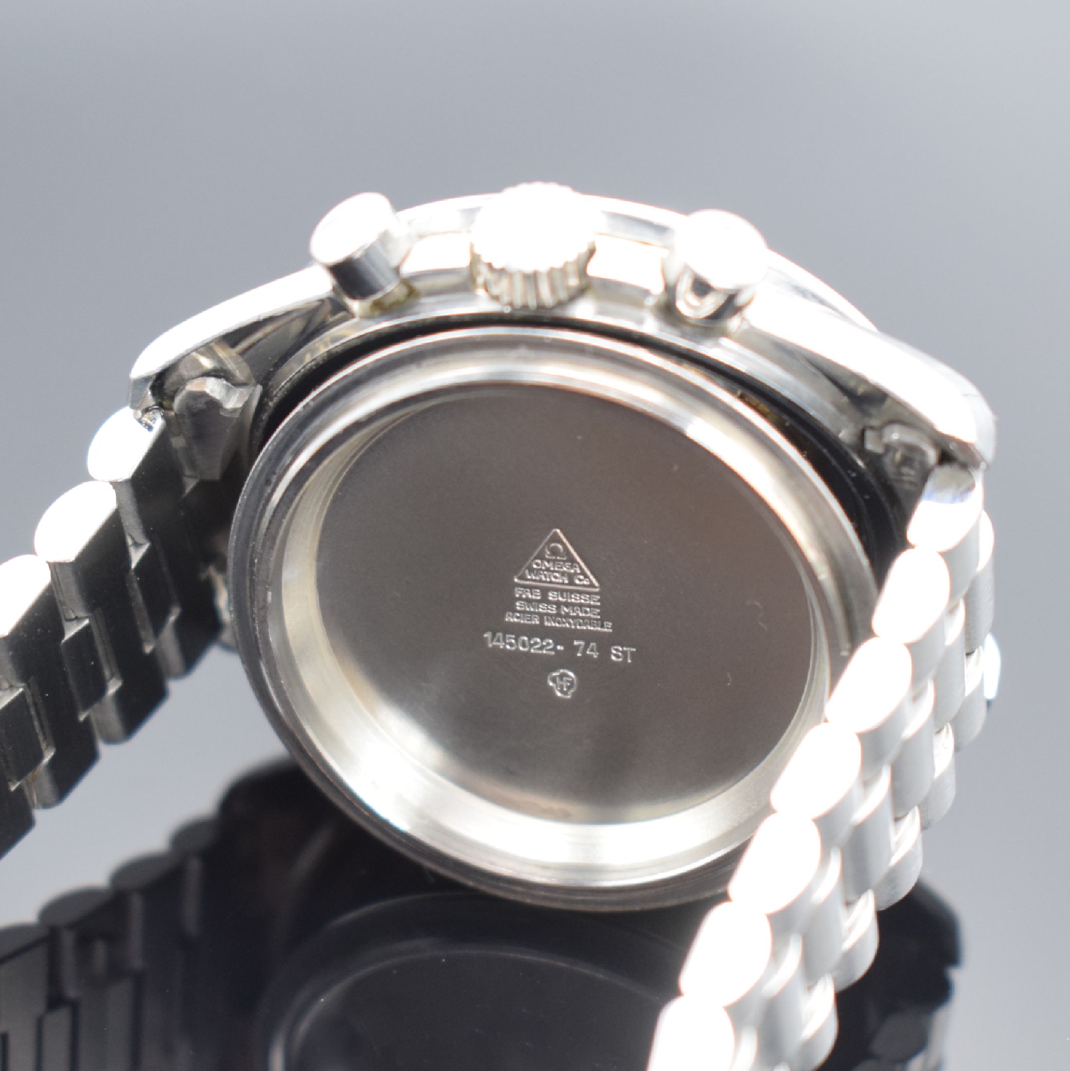Detail g: OMEGA Speedmaster Professional Moonwatch Referenz 145022, Schweiz um 1974, Handaufzug, Chronograph in Edelstahl inkl. Gliederband m. Faltschl., Boden ...