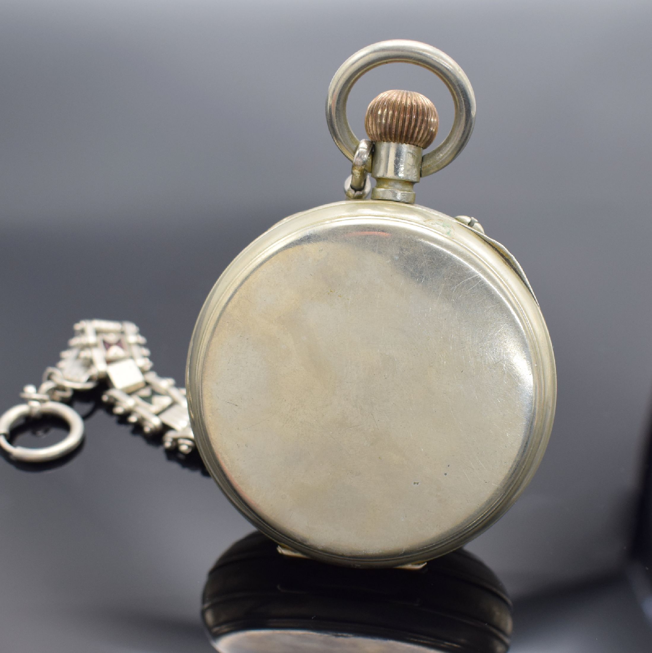 Detail a: Große offene Taschenuhr mit 8-Tagewerk, Schweiz um 1900, Nickelgeh., Emailzifferbl. riss. m. röm. Zahlen, gebl. Birnenzeiger, verg. Werk, ...