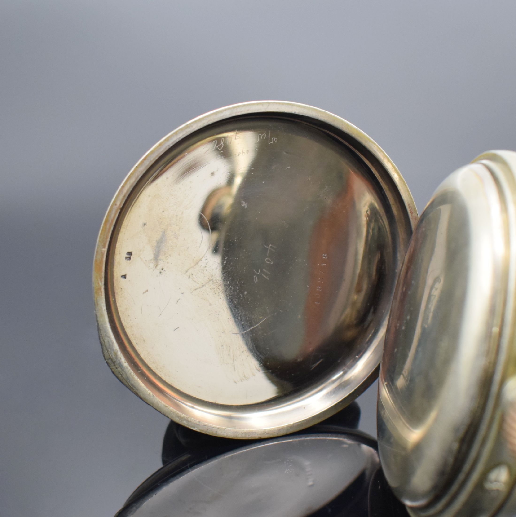 Detail b: Große offene Taschenuhr mit 8-Tagewerk, Schweiz um 1900, Nickelgeh., Emailzifferbl. riss. m. röm. Zahlen, gebl. Birnenzeiger, verg. Werk, ...