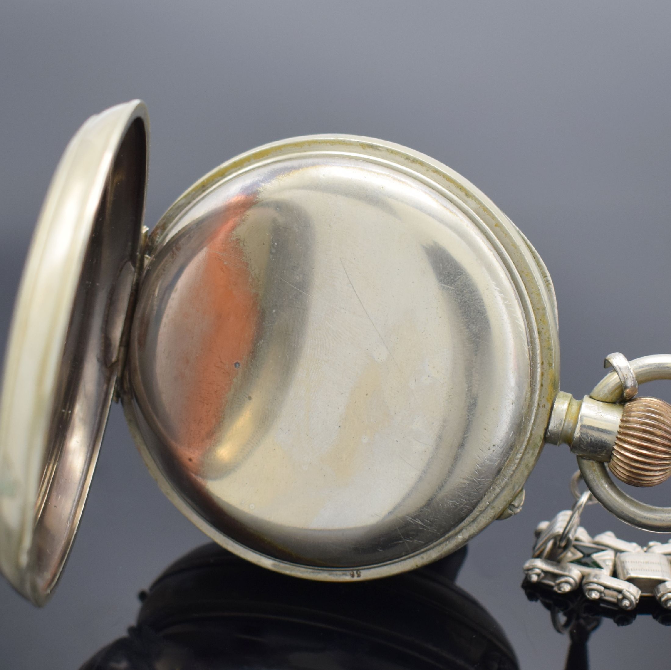 Detail c: Große offene Taschenuhr mit 8-Tagewerk, Schweiz um 1900, Nickelgeh., Emailzifferbl. riss. m. röm. Zahlen, gebl. Birnenzeiger, verg. Werk, ...