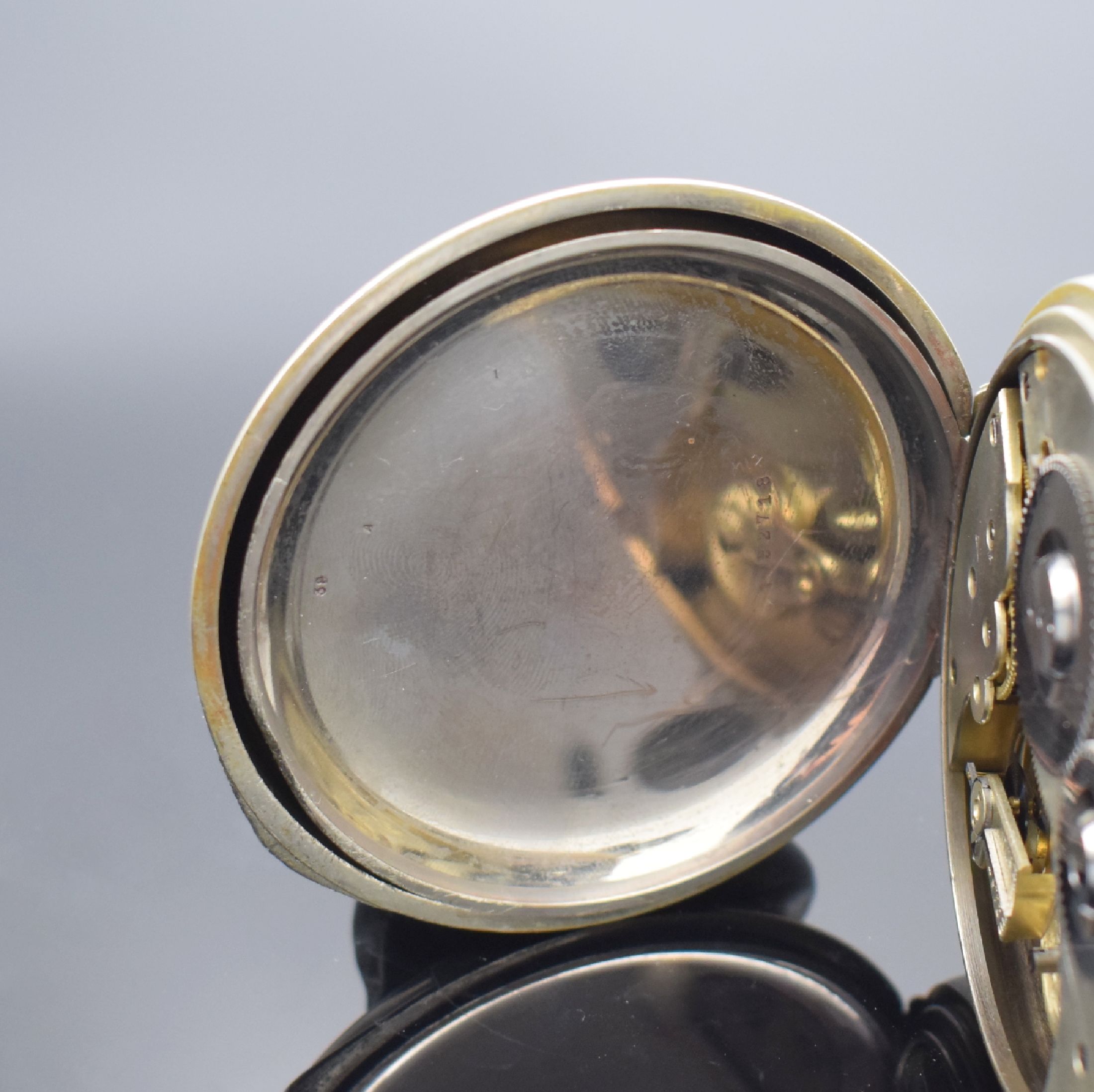 Detail d: Große offene Taschenuhr mit 8-Tagewerk, Schweiz um 1900, Nickelgeh., Emailzifferbl. riss. m. röm. Zahlen, gebl. Birnenzeiger, verg. Werk, ...
