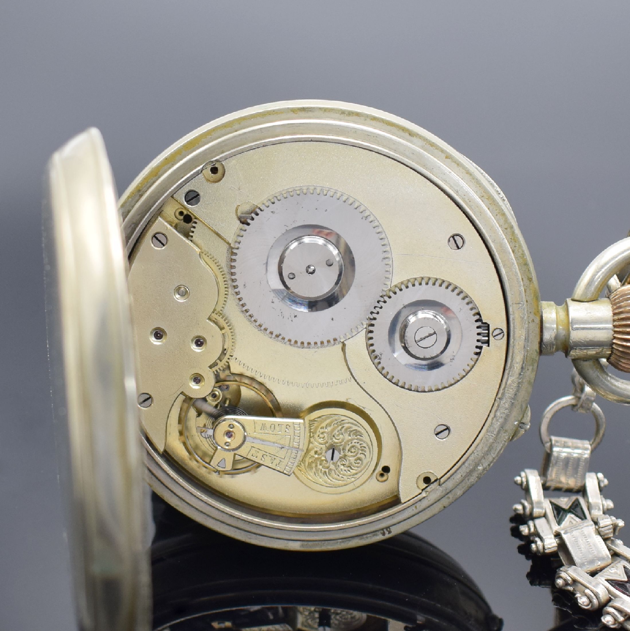 Detail e: Große offene Taschenuhr mit 8-Tagewerk, Schweiz um 1900, Nickelgeh., Emailzifferbl. riss. m. röm. Zahlen, gebl. Birnenzeiger, verg. Werk, ...