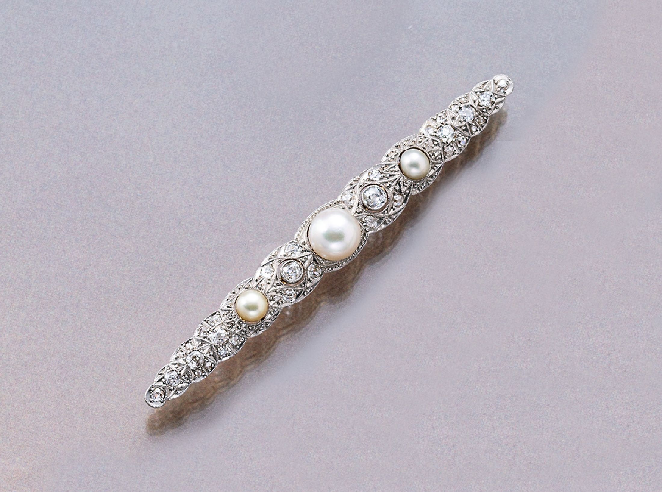 14 kt Gold Perl-Diamant-Brosche, GG 585/000 platiniert, um 1900, länglich, 22 Altschliffdiamanten und 8 Diamantrosen zus. ca. 1.10 ct ...