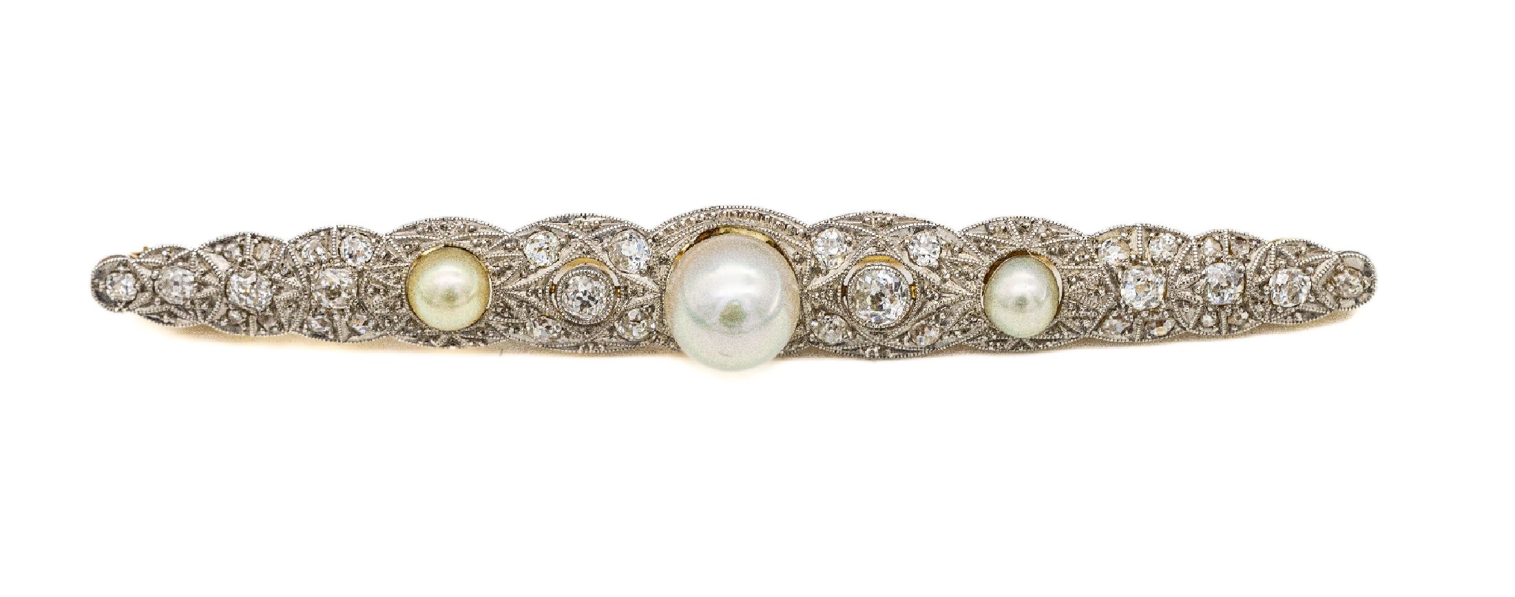 Detail a: 14 kt Gold Perl-Diamant-Brosche, GG 585/000 platiniert, um 1900, länglich, 22 Altschliffdiamanten und 8 Diamantrosen zus. ca. 1.10 ct ...