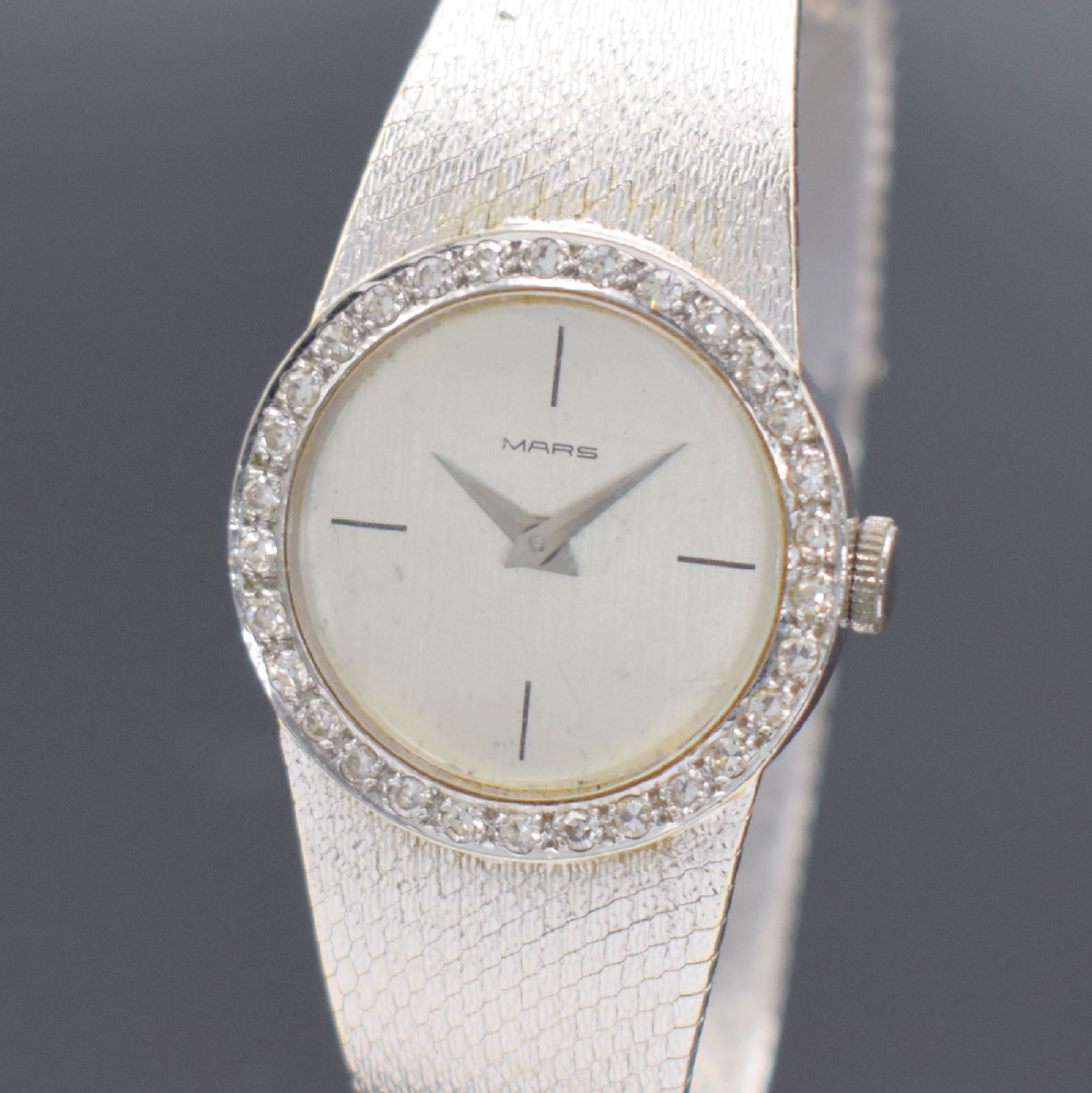 Detail a: MARS Damenarmbanduhr in WG 585/000, Schweiz um 1965, Handaufzug, Boden gedr., Lünette mit Diamanten bes., silb. Zifferbl., silb. Dauphinezeiger, ...