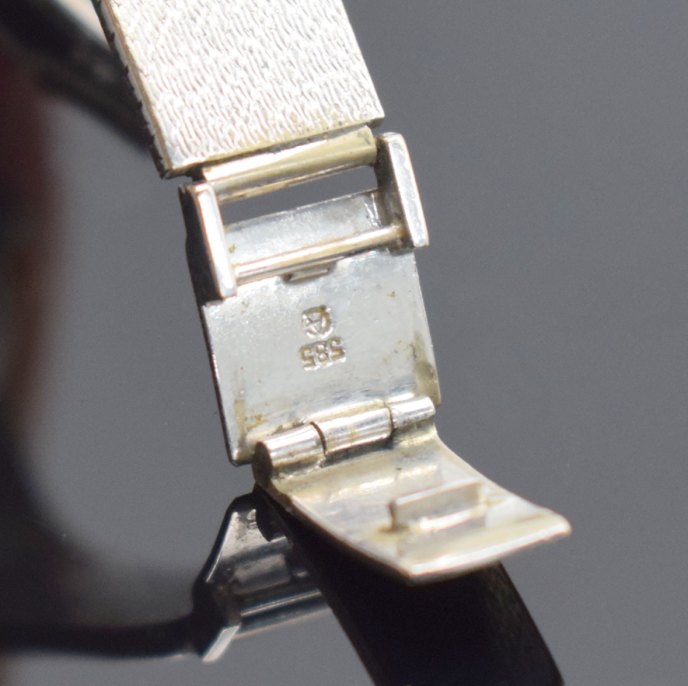 Detail b: MARS Damenarmbanduhr in WG 585/000, Schweiz um 1965, Handaufzug, Boden gedr., Lünette mit Diamanten bes., silb. Zifferbl., silb. Dauphinezeiger, ...