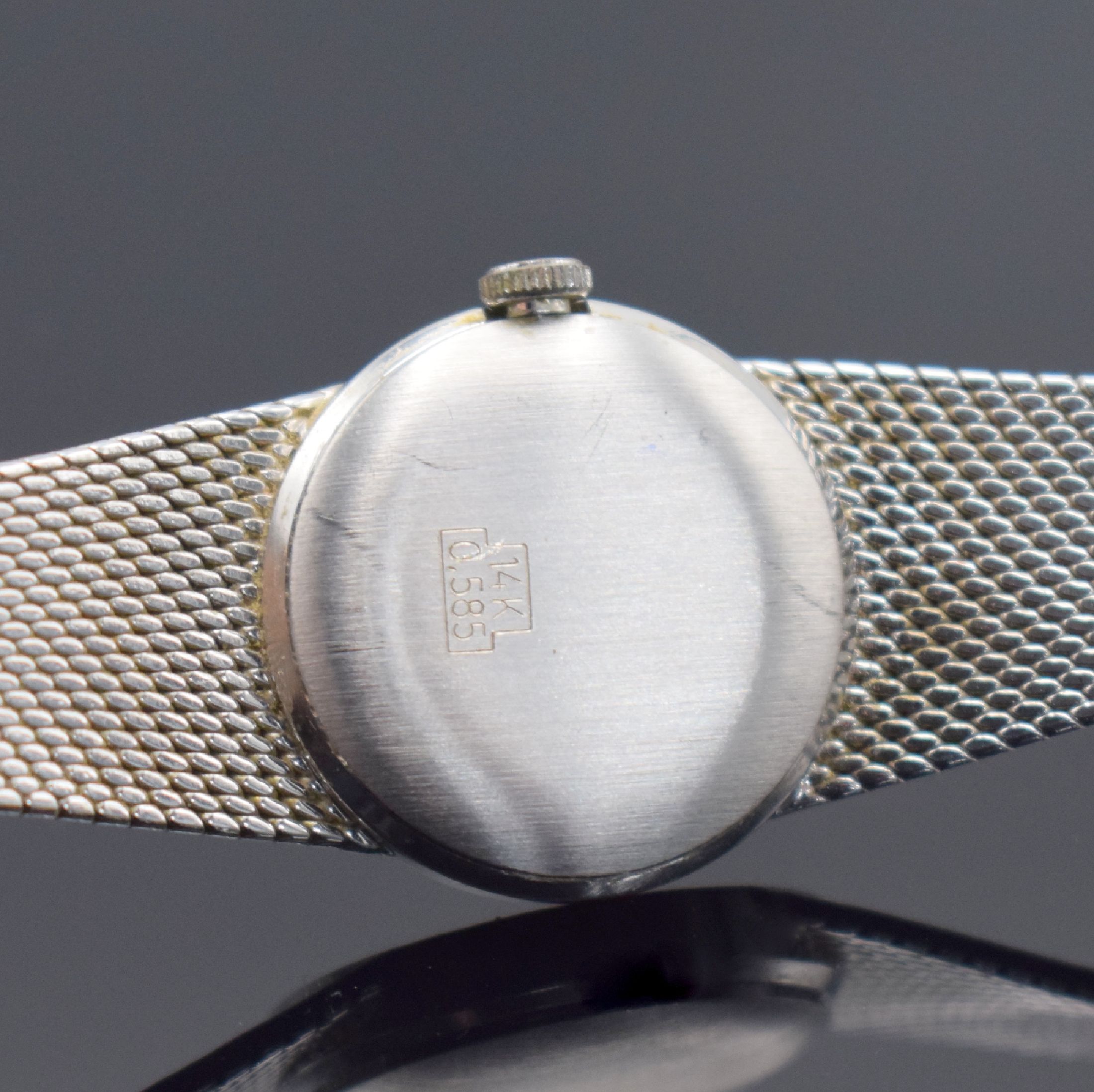 Detail c: MARS Damenarmbanduhr in WG 585/000, Schweiz um 1965, Handaufzug, Boden gedr., Lünette mit Diamanten bes., silb. Zifferbl., silb. Dauphinezeiger, ...