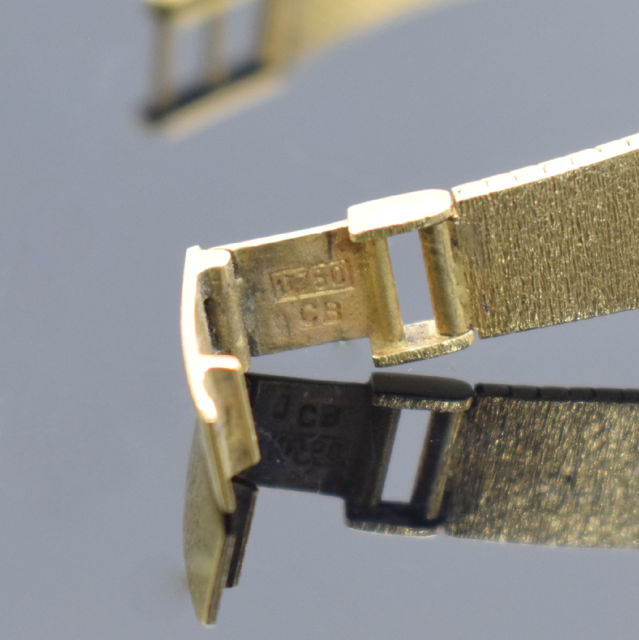 Detail b: BUCHERER Damenarmbanduhr in GG 750/000, Schweiz um 1965, Handaufzug, Boden aufgedr., Milanaiseband, Lünette mit Diamanten bes., gold. Zifferbl., ...
