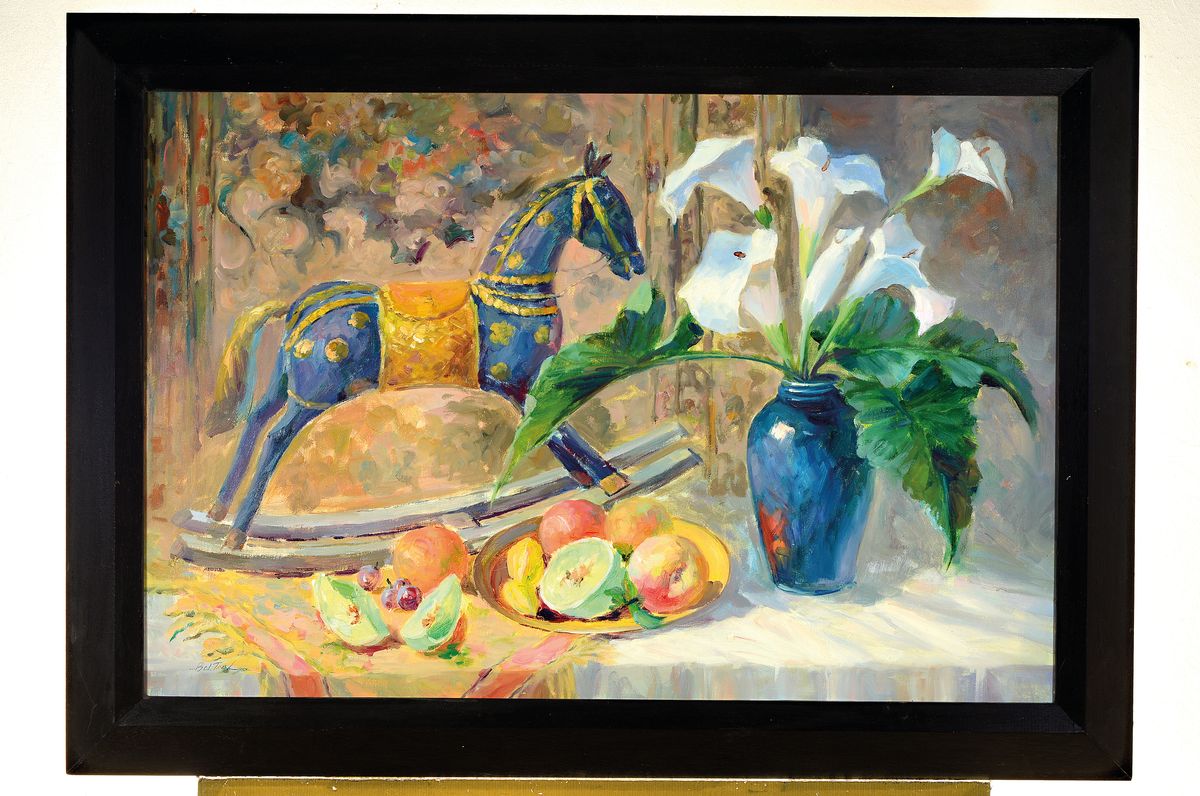 Detail k: Unbekannter Künstler, wohl Russland, 20. Jh., Stillleben mit Lilien, Schaukelpferd und Obst, Öl/Lwd, links unten unleserlich signiert, ca. 60x90cm, ...