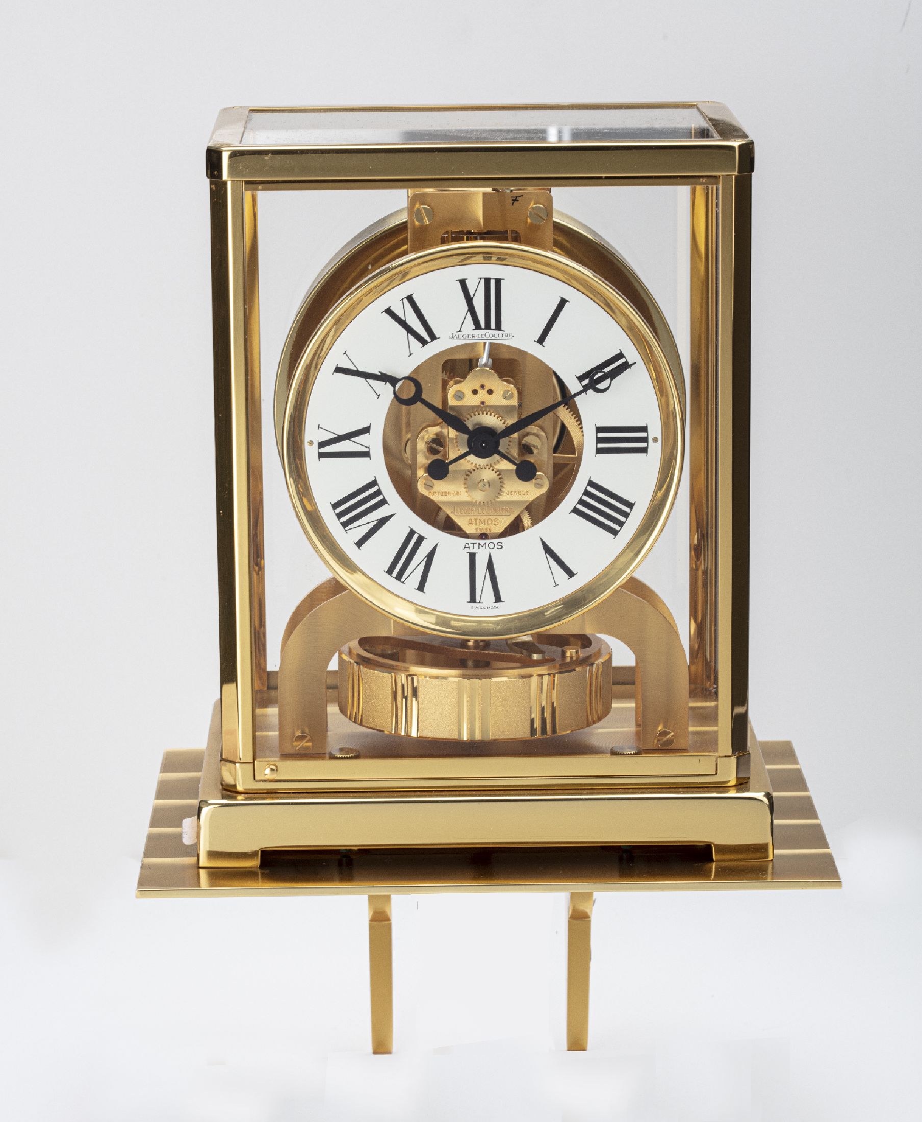 Jaeger-LeCoultre Drehpendel-Tischuhr Atmos, Schweiz um 1980, verg., 5-seitig vergl. Geh., nach vorn zu öffnen durch Glastür, weißes ...