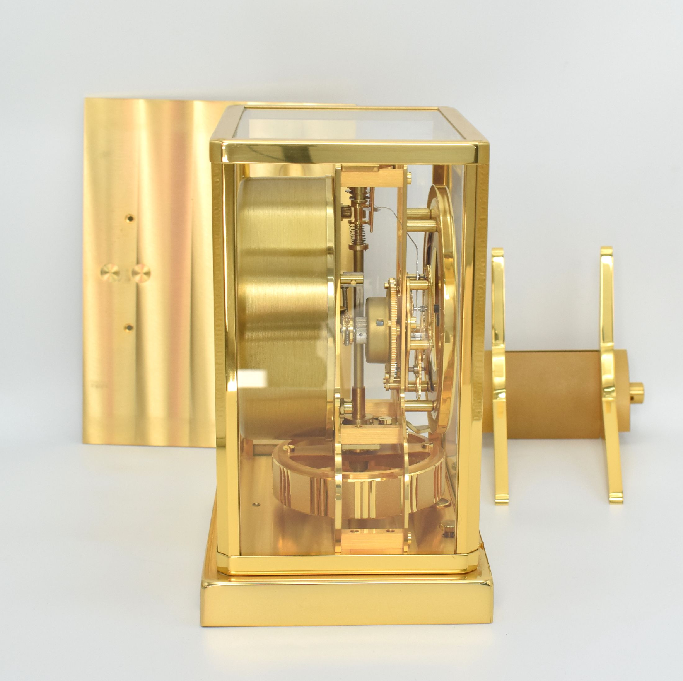 Detail a: Jaeger-LeCoultre Drehpendel-Tischuhr Atmos, Schweiz um 1980, verg., 5-seitig vergl. Geh., nach vorn zu öffnen durch Glastür, weißes ...