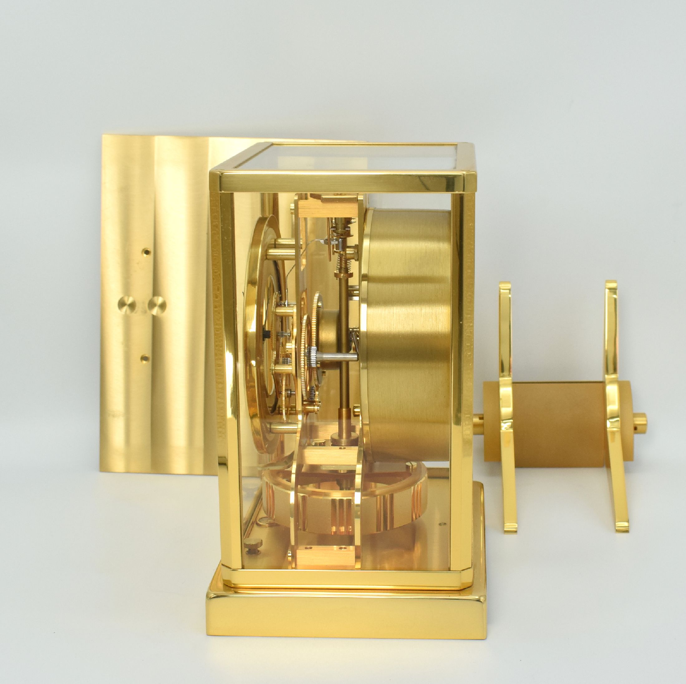 Detail c: Jaeger-LeCoultre Drehpendel-Tischuhr Atmos, Schweiz um 1980, verg., 5-seitig vergl. Geh., nach vorn zu öffnen durch Glastür, weißes ...