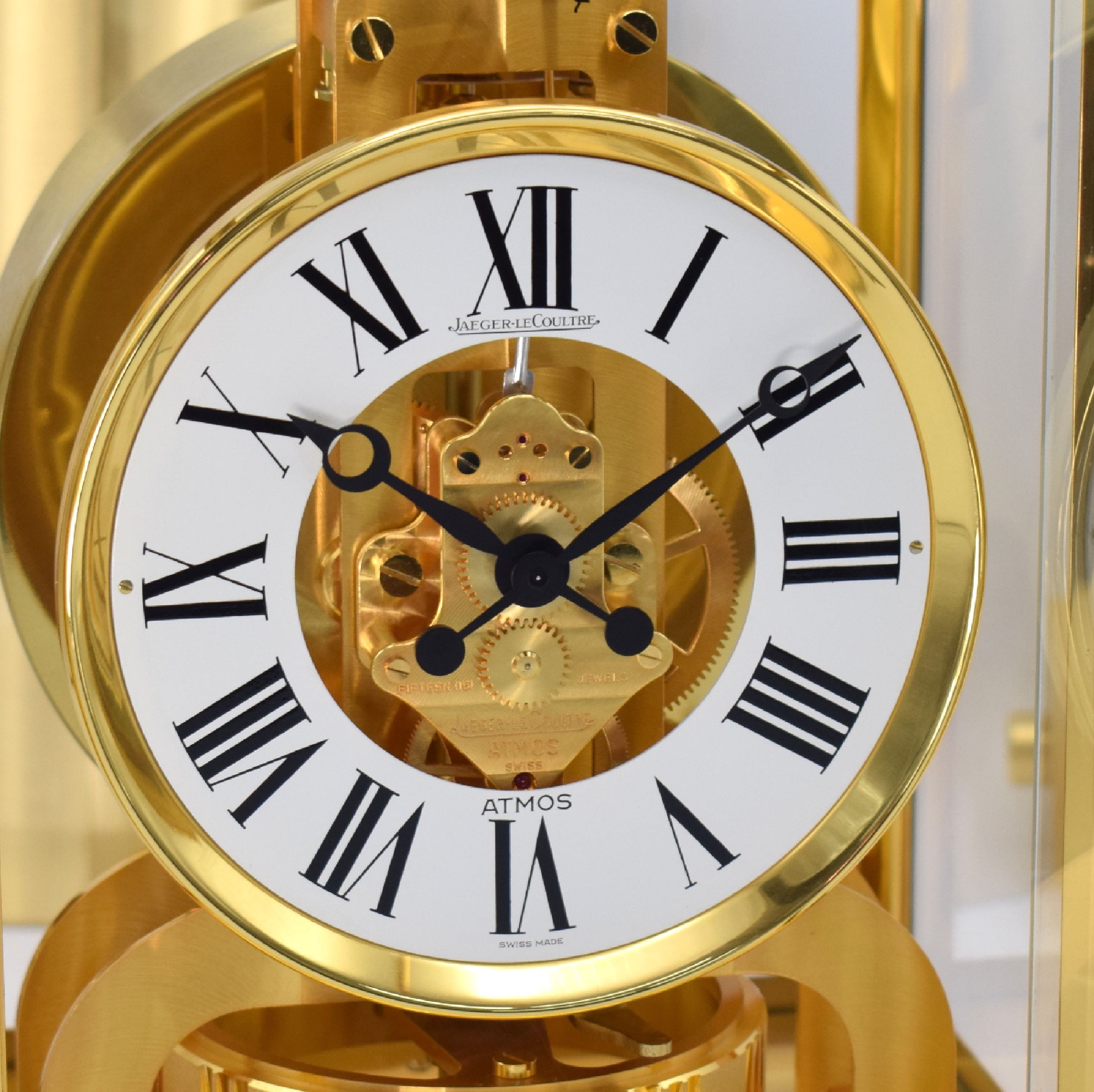 Detail d: Jaeger-LeCoultre Drehpendel-Tischuhr Atmos, Schweiz um 1980, verg., 5-seitig vergl. Geh., nach vorn zu öffnen durch Glastür, weißes ...