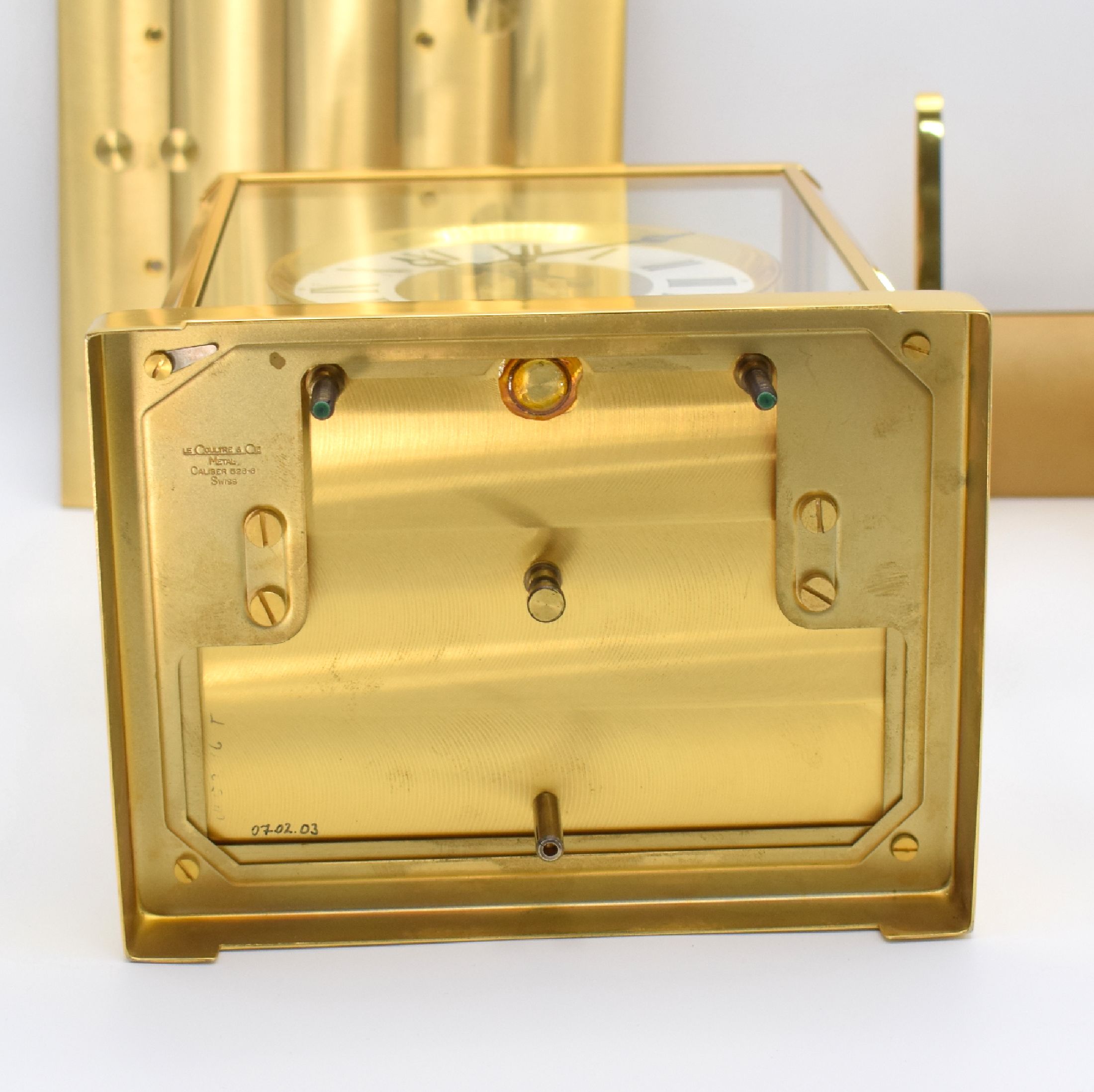 Detail e: Jaeger-LeCoultre Drehpendel-Tischuhr Atmos, Schweiz um 1980, verg., 5-seitig vergl. Geh., nach vorn zu öffnen durch Glastür, weißes ...