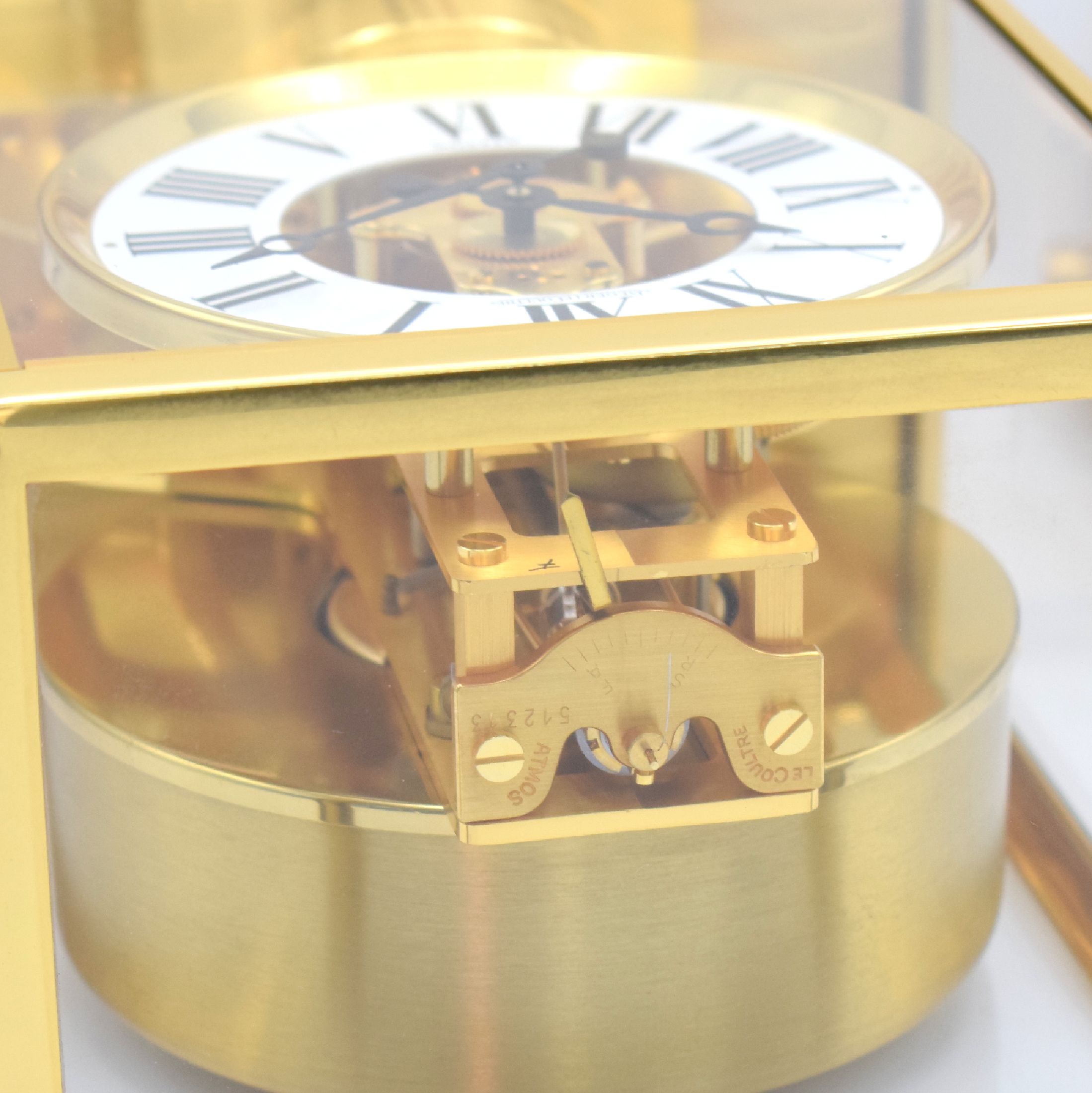 Detail f: Jaeger-LeCoultre Drehpendel-Tischuhr Atmos, Schweiz um 1980, verg., 5-seitig vergl. Geh., nach vorn zu öffnen durch Glastür, weißes ...