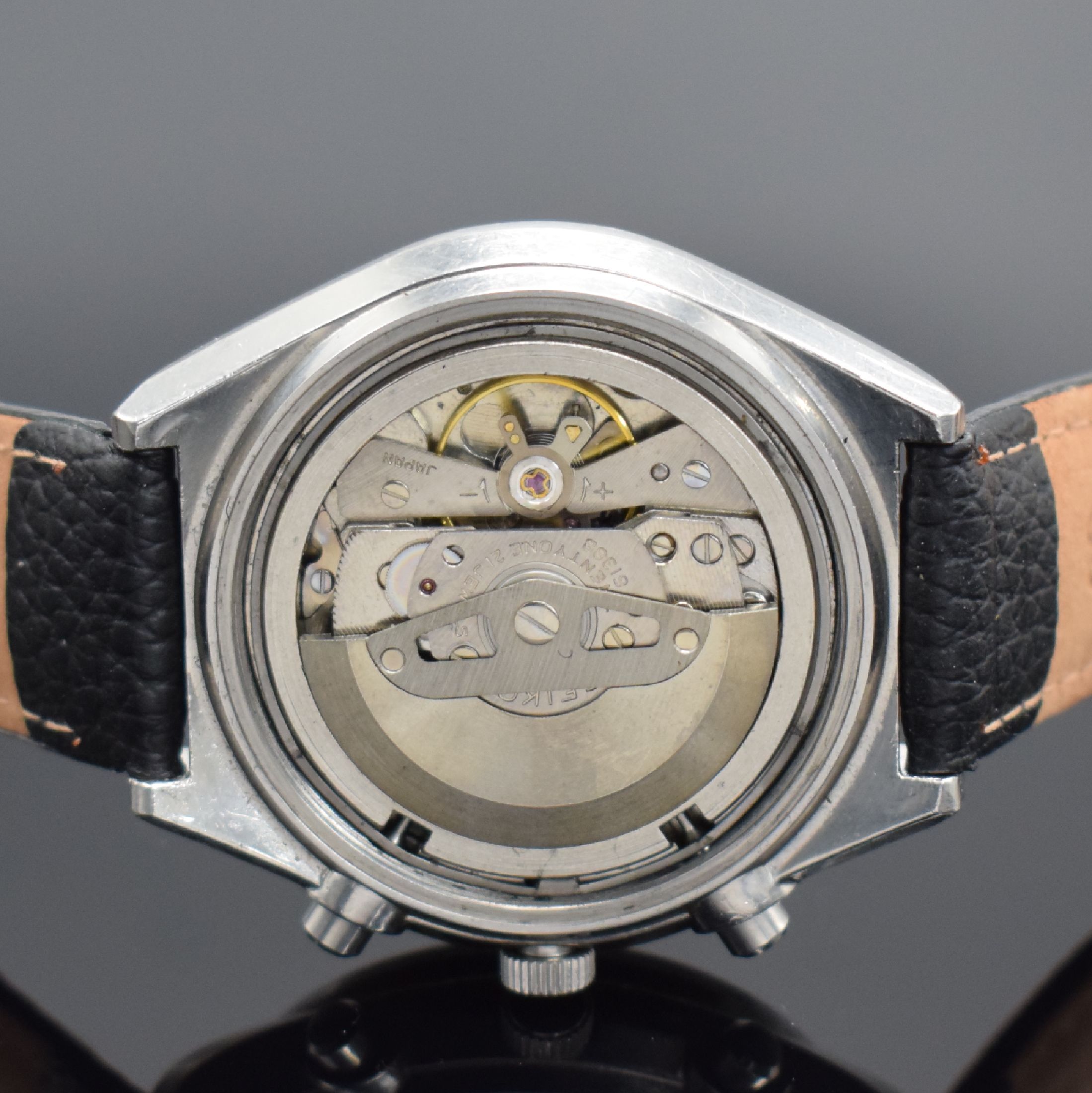 Detail d: SEIKO Jumbo Herrenarmbanduhr mit Schaltradchronograph in Stahl, Japan um 1970, Automatik, Ref. 6138-3000, Boden verschr., schwarzes Zifferbl. m. ...