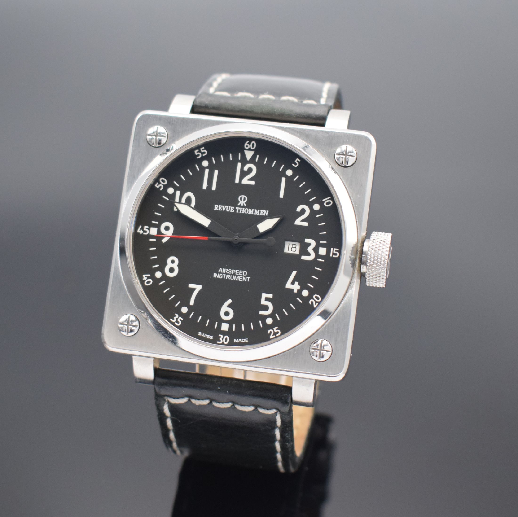 REVUE THOMMEN Airspeed quadratische Herrenarmbanduhr in Stahl, Schweiz um 2015, Automatik, Boden 4-fach verschr., orig. Lederband m. neutr. ...