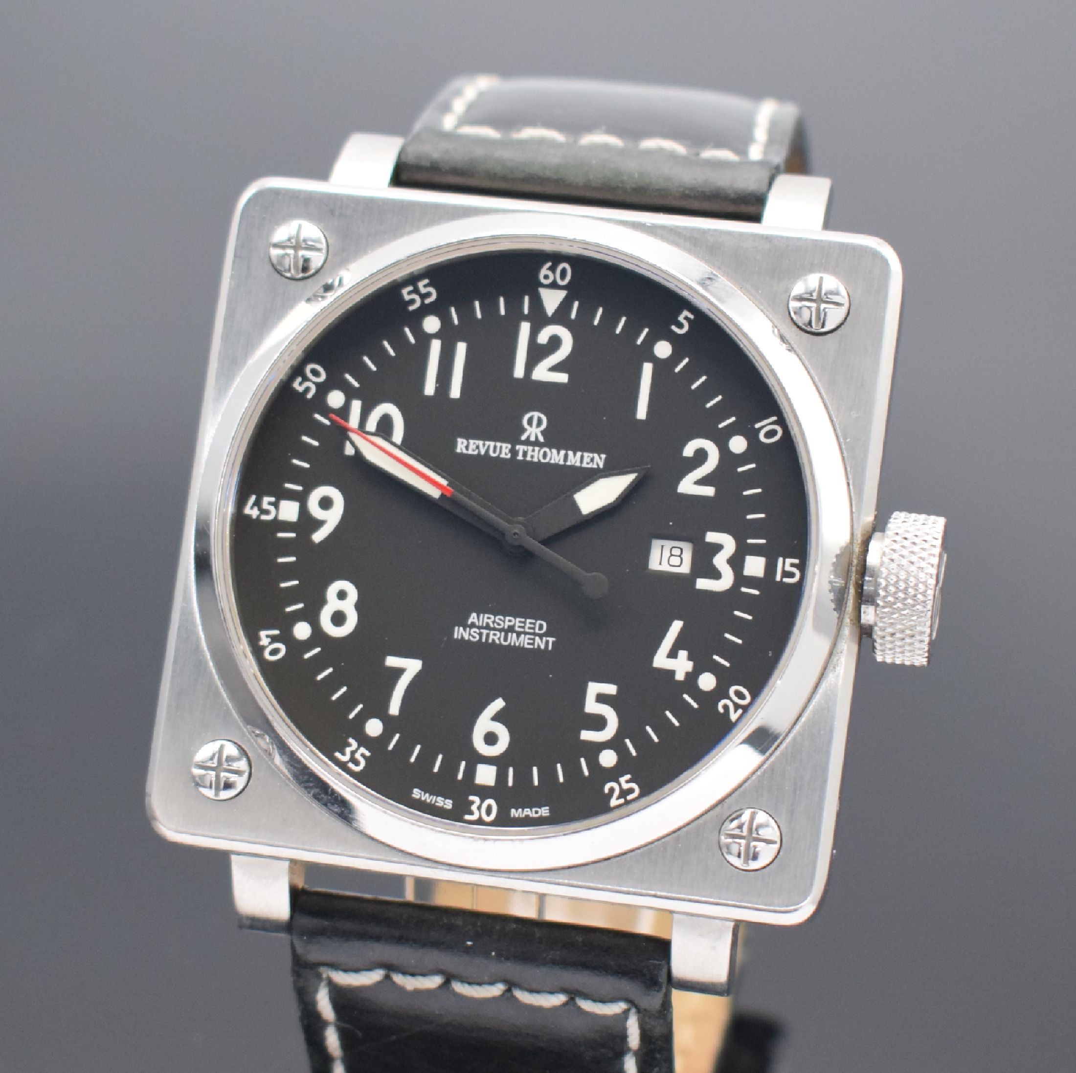 Detail a: REVUE THOMMEN Airspeed quadratische Herrenarmbanduhr in Stahl, Schweiz um 2015, Automatik, Boden 4-fach verschr., orig. Lederband m. neutr. ...