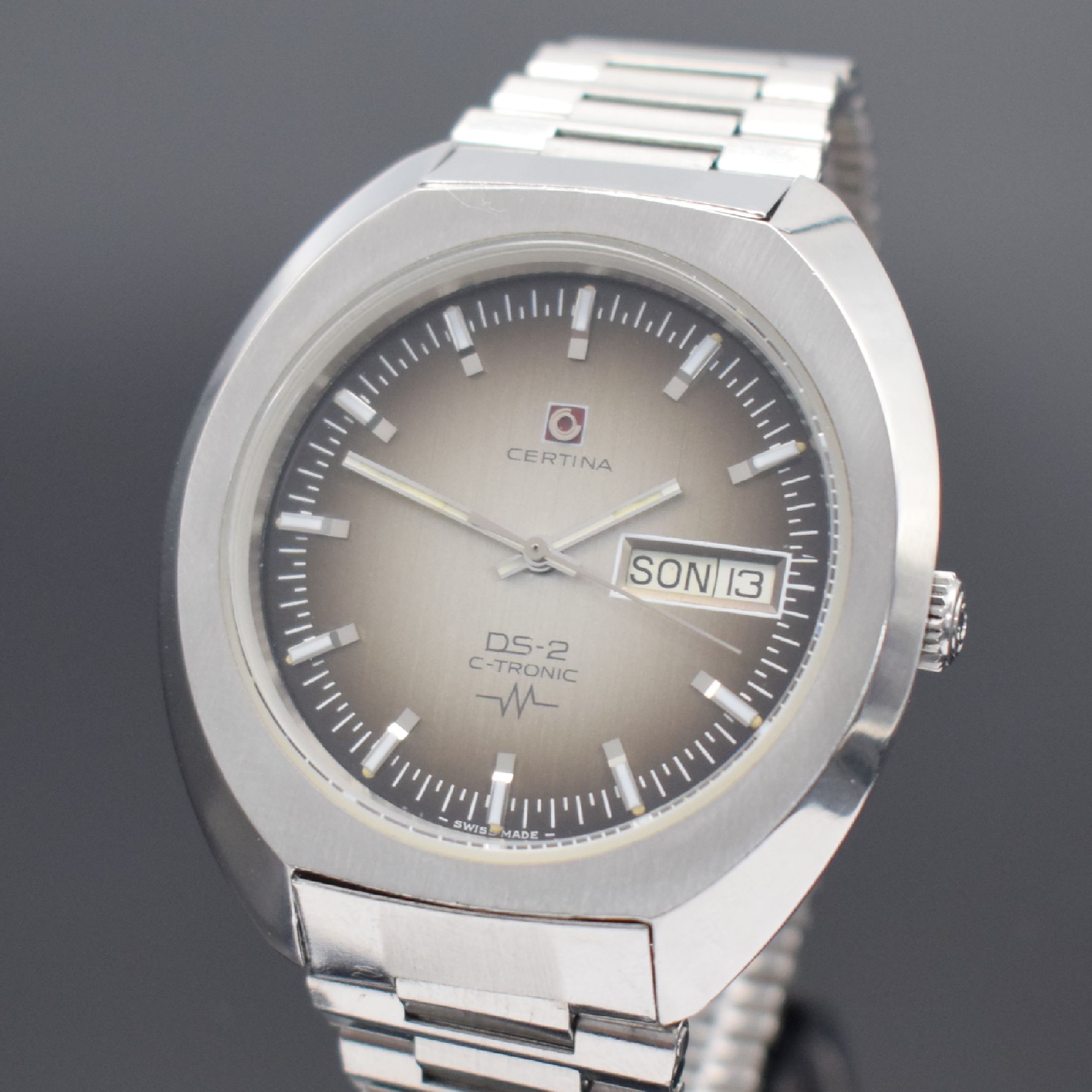 Detail a: CERTINA DS-2 C-Tronic Herrenarmbanduhr in Stahl, Schweiz um 1975, Stimmgabelschwinger, Boden verschr., orig. Stahlband m. Faltschl.,grau-braunes ...