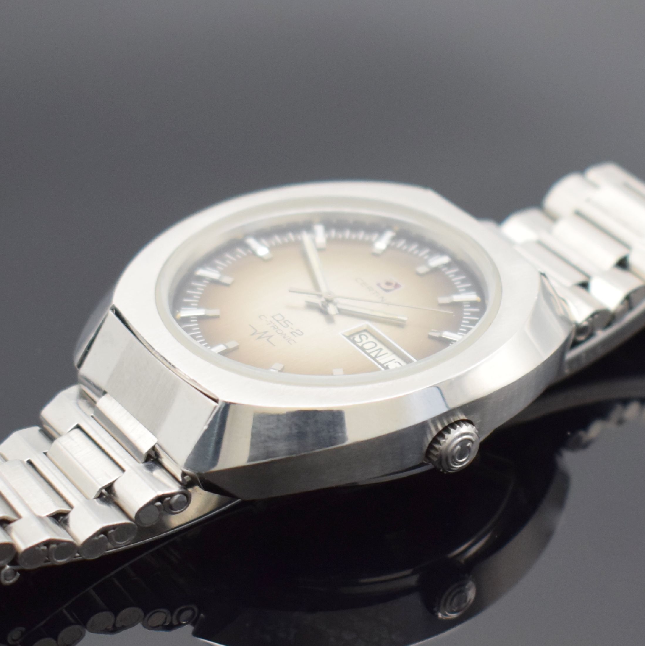 Detail c: CERTINA DS-2 C-Tronic Herrenarmbanduhr in Stahl, Schweiz um 1975, Stimmgabelschwinger, Boden verschr., orig. Stahlband m. Faltschl.,grau-braunes ...