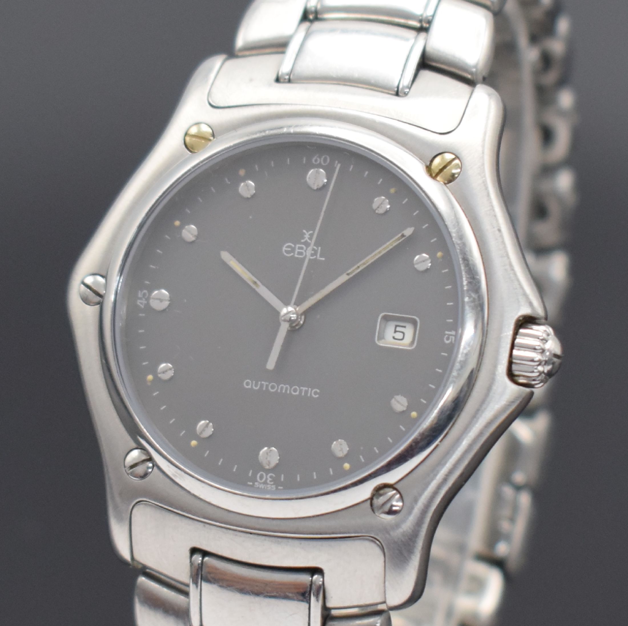 Detail a: EBEL 1911 Armbanduhr in Stahl, Schweiz um 1995, Automatik, Ref. 993902, Boden 8-fach verschr., orig. Gliederband m. Faltschl., graues Zifferbl. m. ...