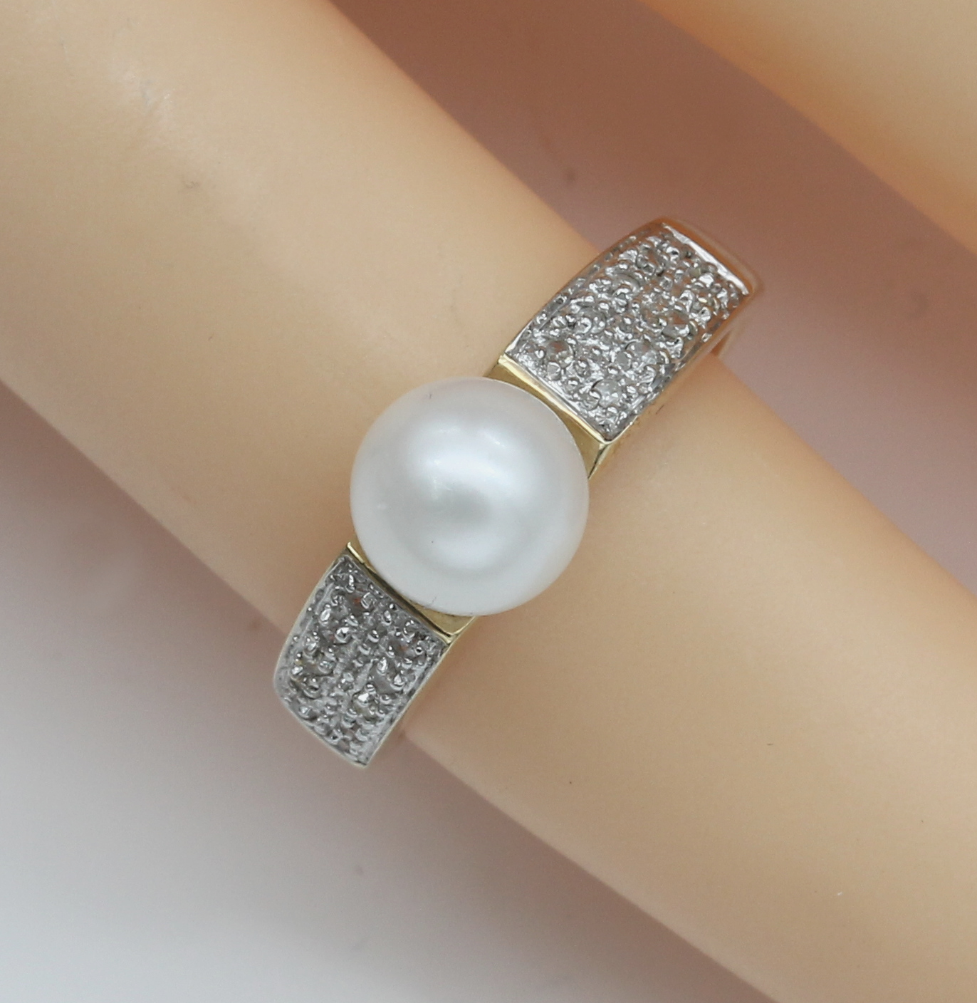 Detail a: Konvolut 2 Diamant-Ringe, 1 x GG 750/000, 48 8/8-Diamanten zus. ca. 0.25 ct (grav.) Weiß/p, RW 64, und 1 x GG 585/000, mittig Zuchtperle, D. ca. 7 ...