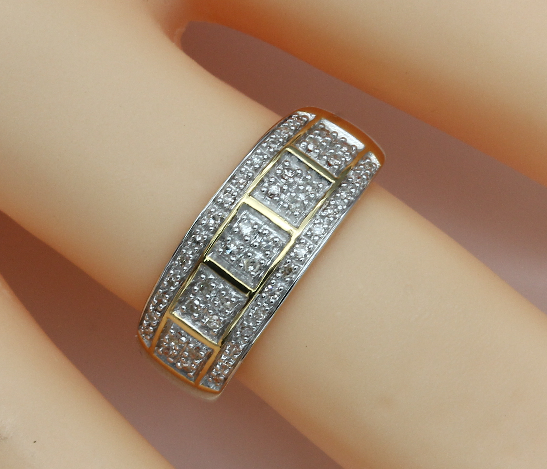 Detail b: Konvolut 2 Diamant-Ringe, 1 x GG 750/000, 48 8/8-Diamanten zus. ca. 0.25 ct (grav.) Weiß/p, RW 64, und 1 x GG 585/000, mittig Zuchtperle, D. ca. 7 ...