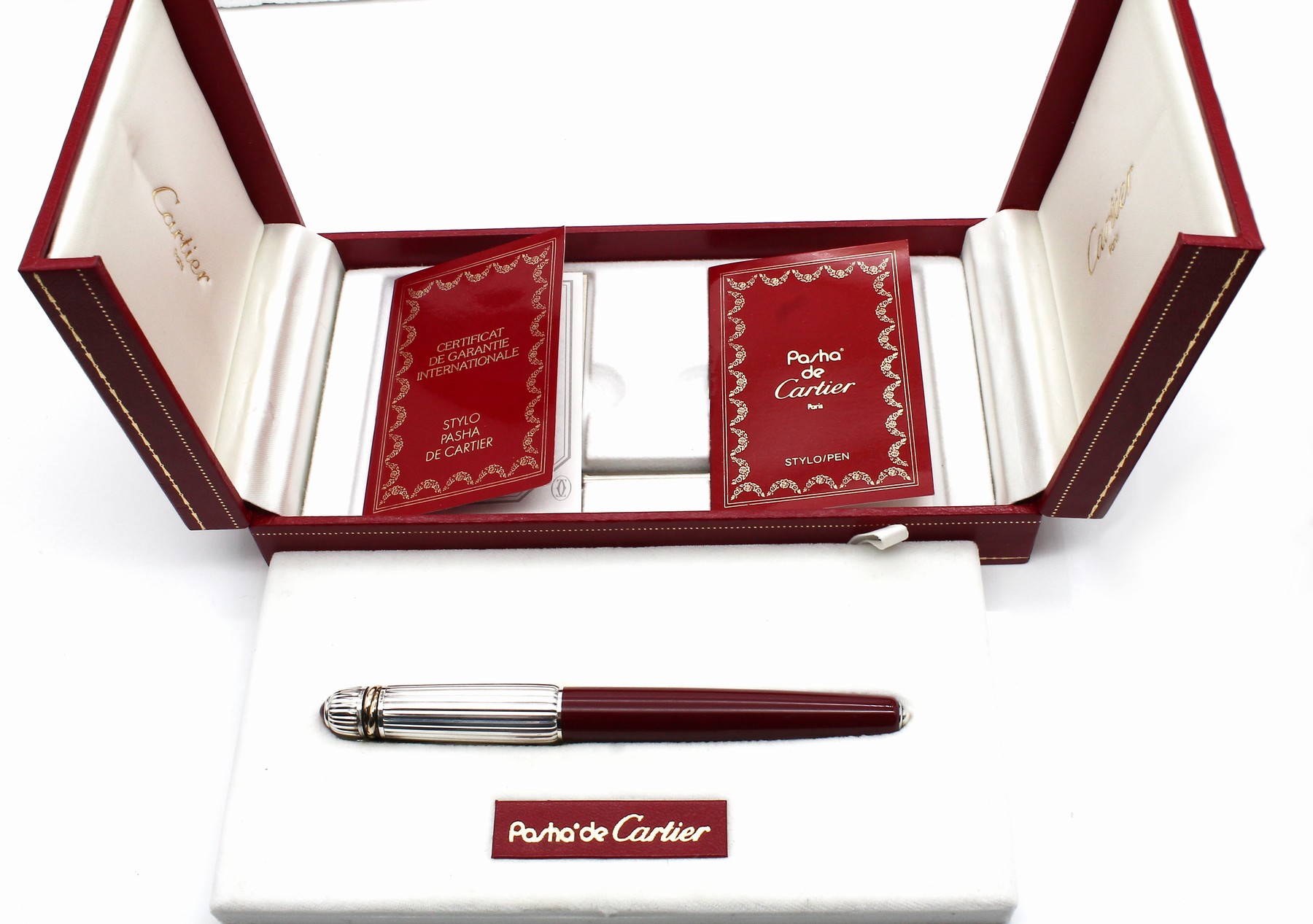 Detail c: CARTIER Kugelschreiber, Serie "Pasha de Cartier", Korpus rotes Edelharz, Kappe Silber mit rotem Glascabochon, im orig. Etui, mit Papieren ...
