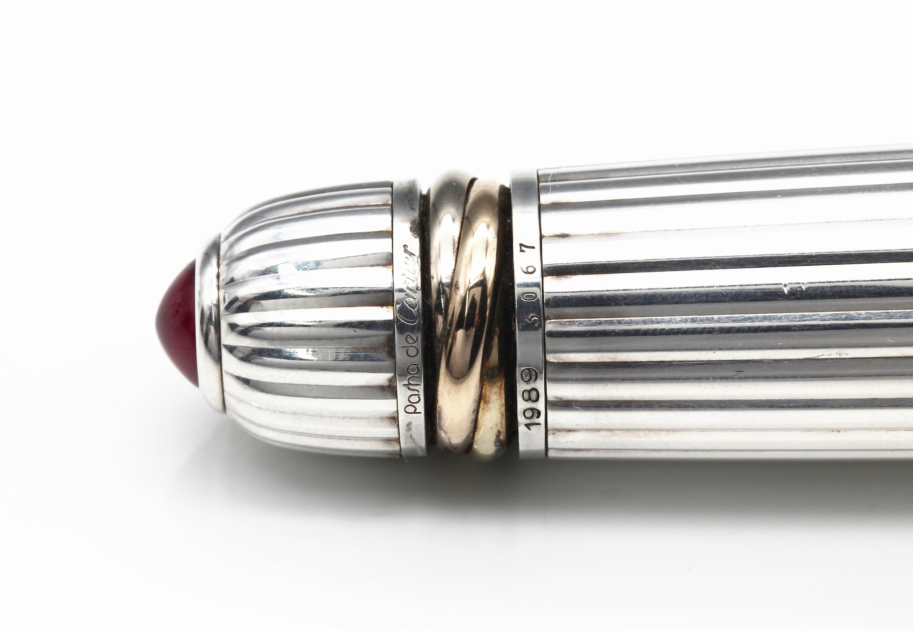 Detail d: CARTIER Kugelschreiber, Serie "Pasha de Cartier", Korpus rotes Edelharz, Kappe Silber mit rotem Glascabochon, im orig. Etui, mit Papieren ...