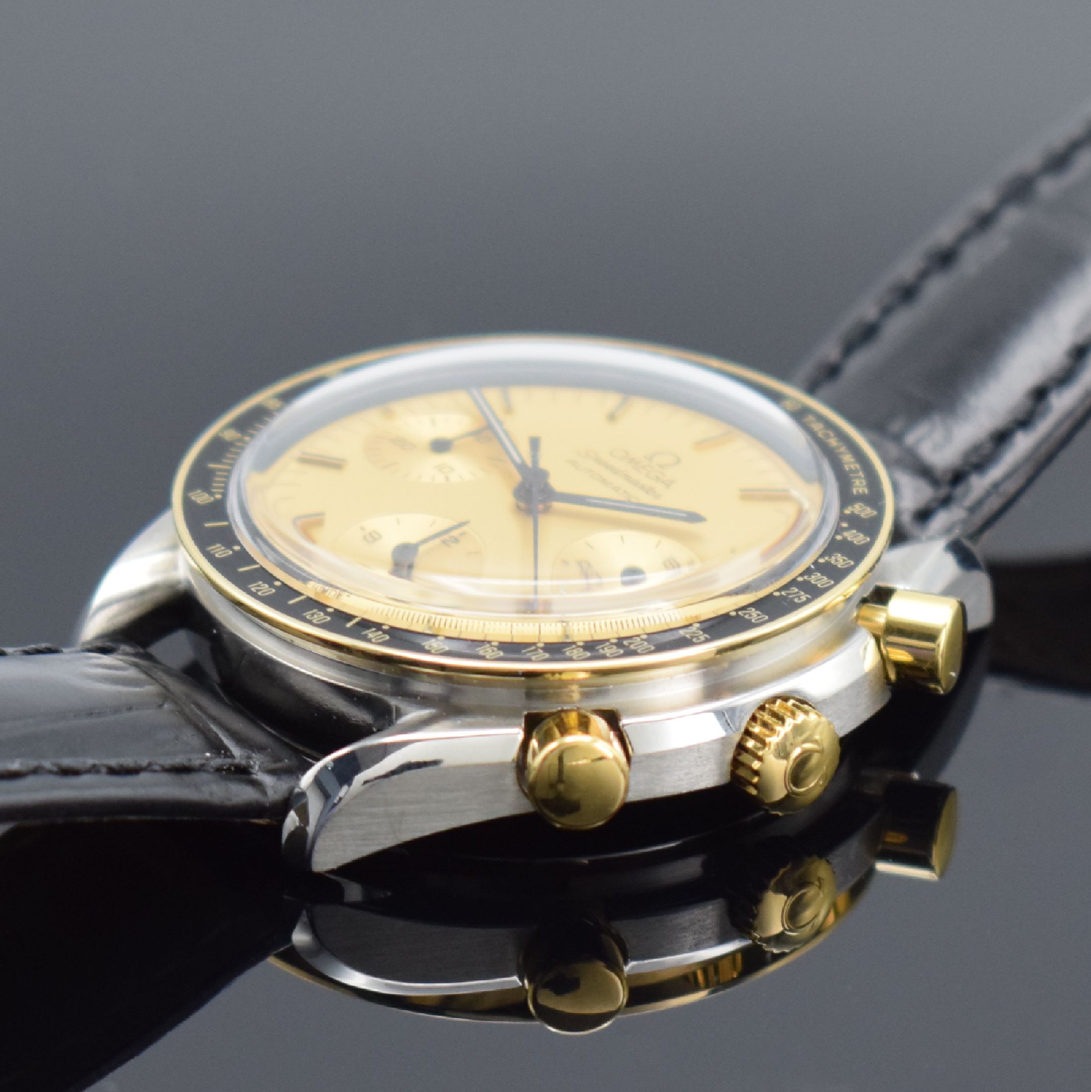 Detail b: OMEGA Speedmaster Herrenchronograph in Stahl/Gold Referenz 175.0032, Schweiz um 1990, Automatik, Lünette m. Tachymeterskala, goldfarb. Zifferbl. m. ...