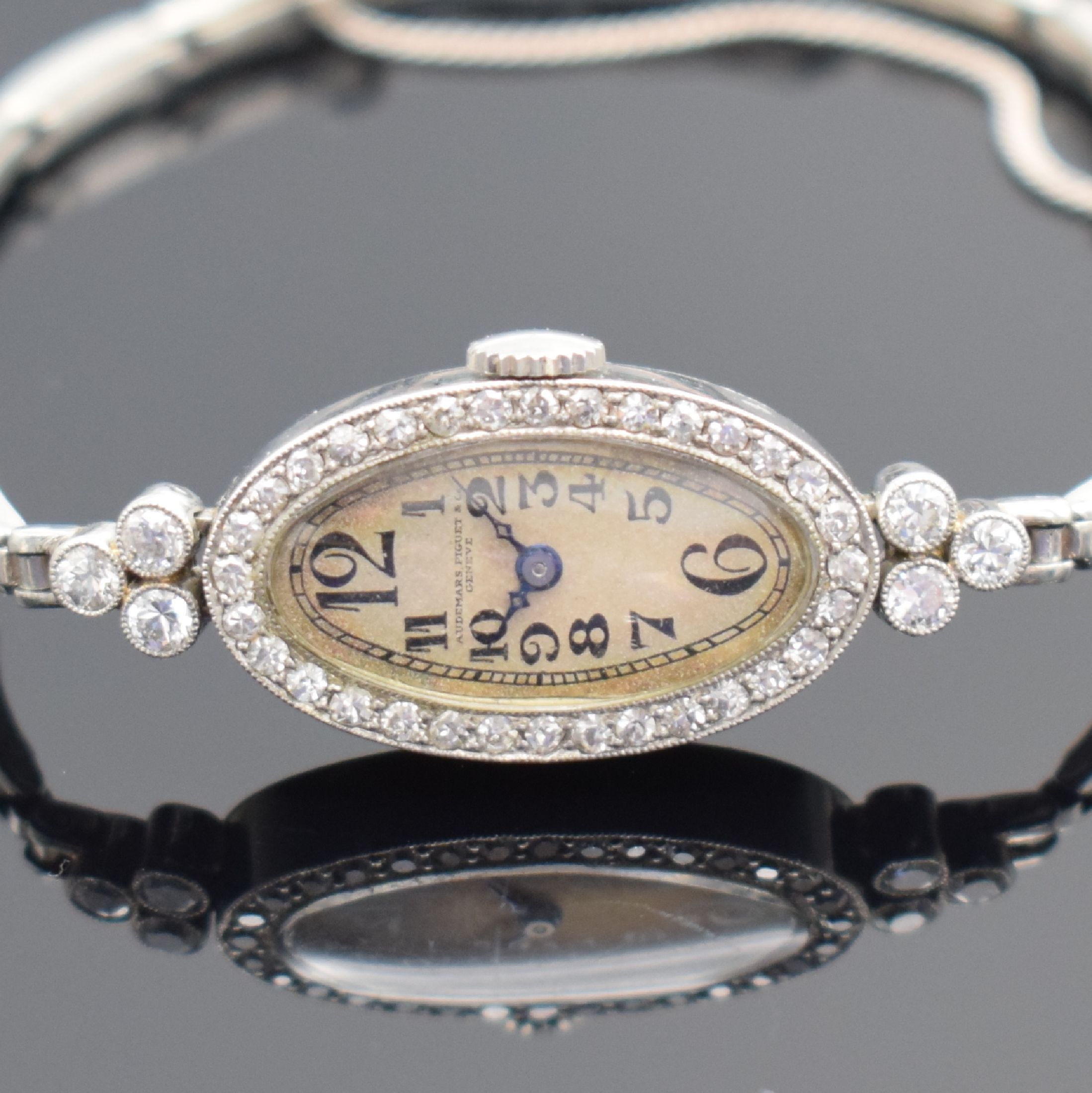 Detail a: AUDEMARS PIQUET & Co Art Deco Damenarmbanduhr mit Diamanten, Schweiz um 1925, Handaufzug, Geh. & Band in WG 750/000, Lünette & Anstöße aufw. m. ...