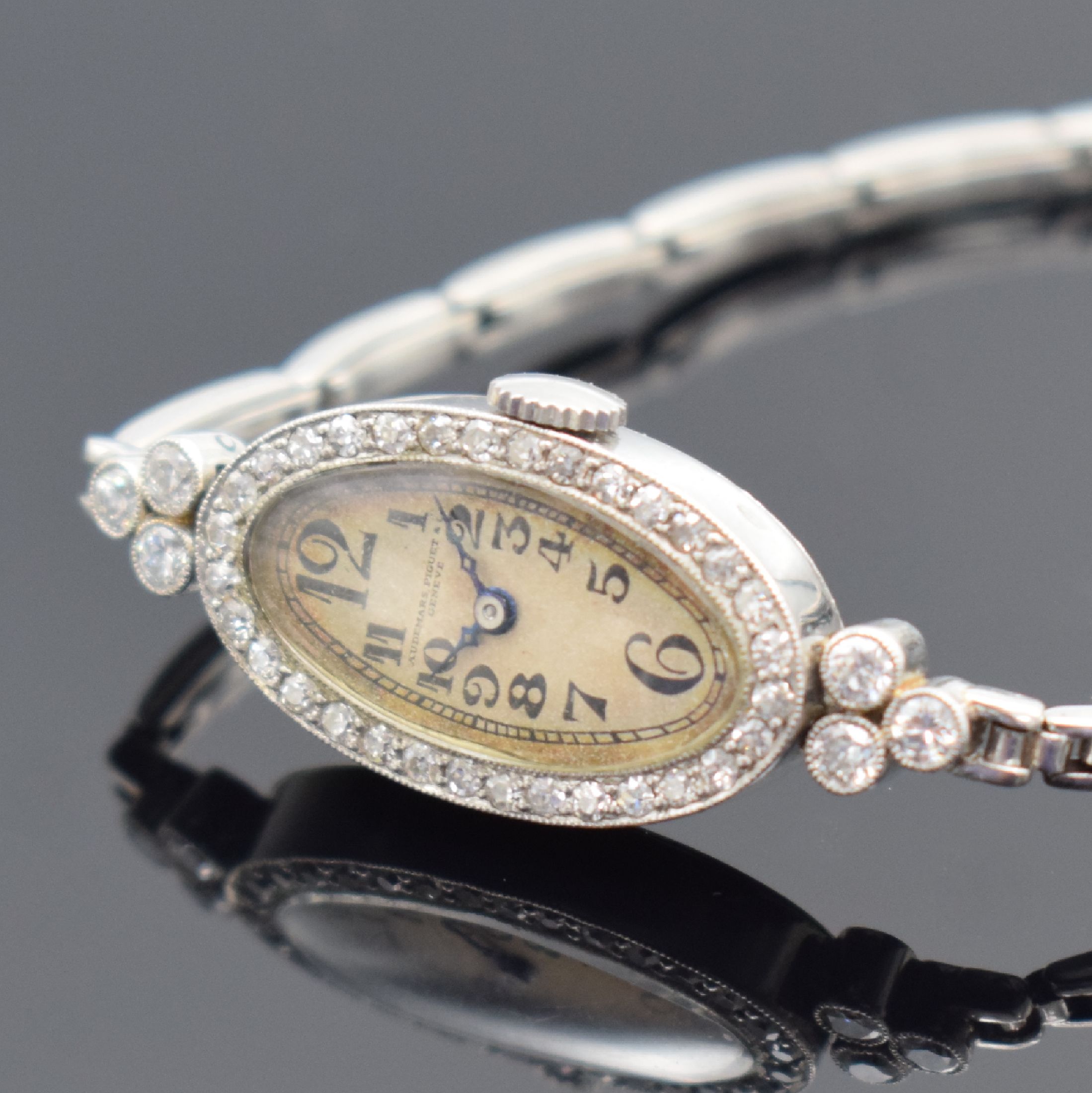Detail b: AUDEMARS PIQUET & Co Art Deco Damenarmbanduhr mit Diamanten, Schweiz um 1925, Handaufzug, Geh. & Band in WG 750/000, Lünette & Anstöße aufw. m. ...