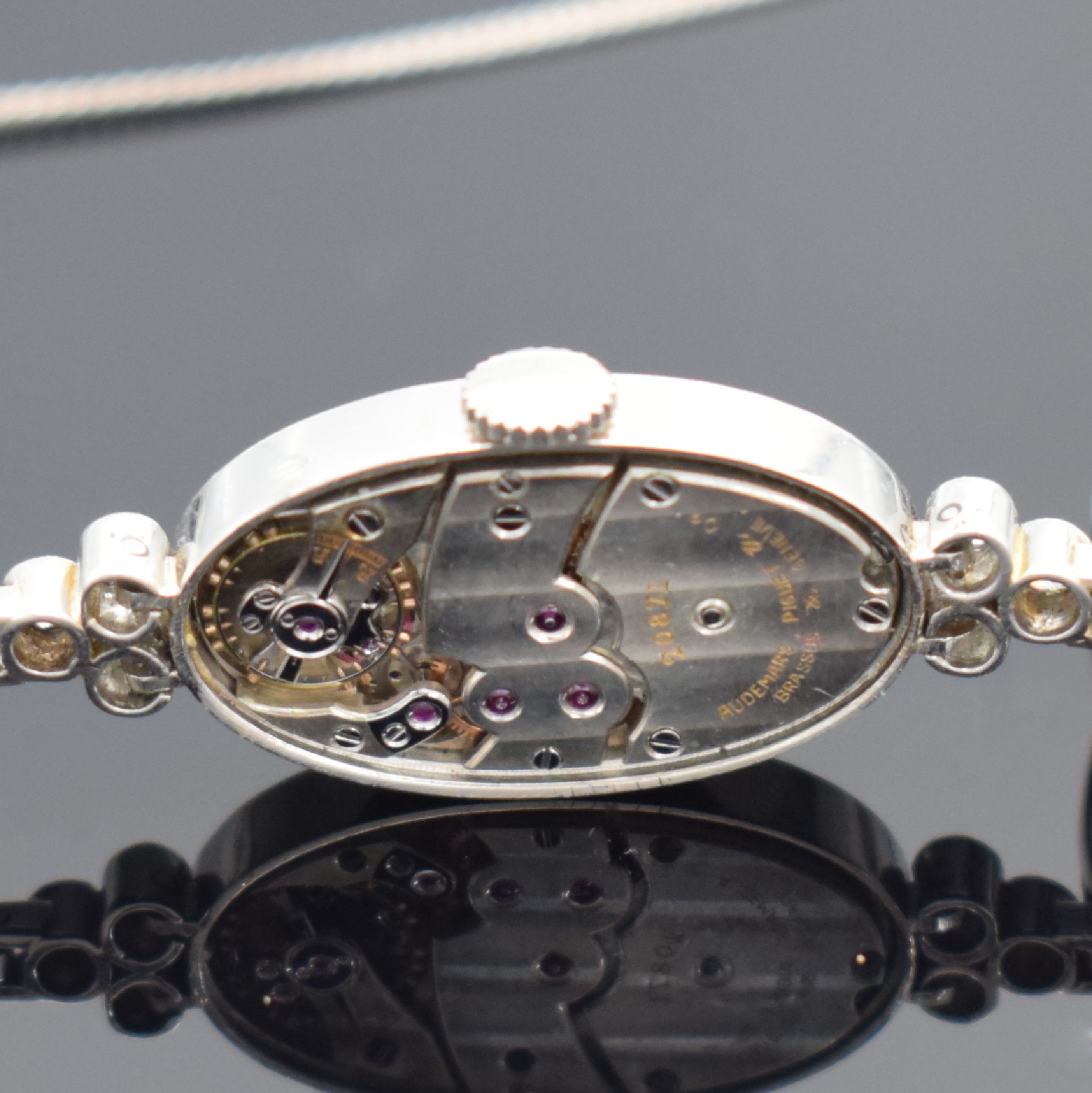 Detail e: AUDEMARS PIQUET & Co Art Deco Damenarmbanduhr mit Diamanten, Schweiz um 1925, Handaufzug, Geh. & Band in WG 750/000, Lünette & Anstöße aufw. m. ...