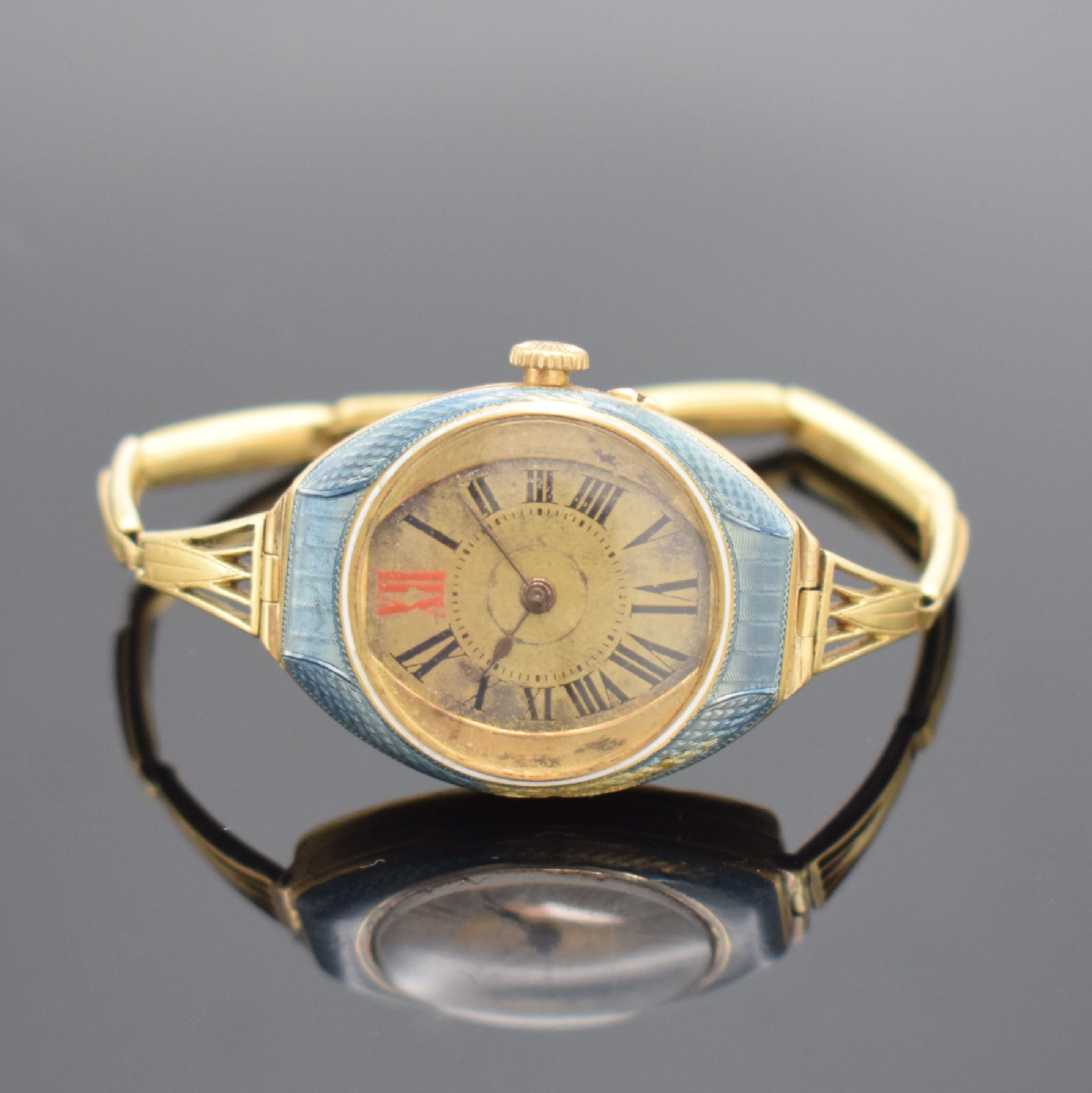 Emaillierte Armbanduhr in GG 750/000, Schweiz um 1900, Handaufzug, Geh. & aufgedr. Boden dell., GG 750/000 Band, gold. Zifferbl. altersbed. pat./fl., ...
