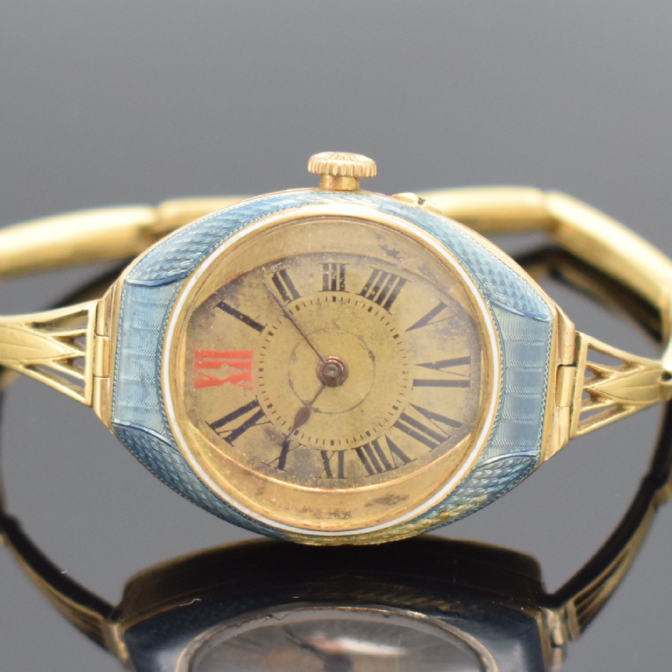 Detail a: Emaillierte Armbanduhr in GG 750/000, Schweiz um 1900, Handaufzug, Geh. & aufgedr. Boden dell., GG 750/000 Band, gold. Zifferbl. altersbed. pat./fl., ...