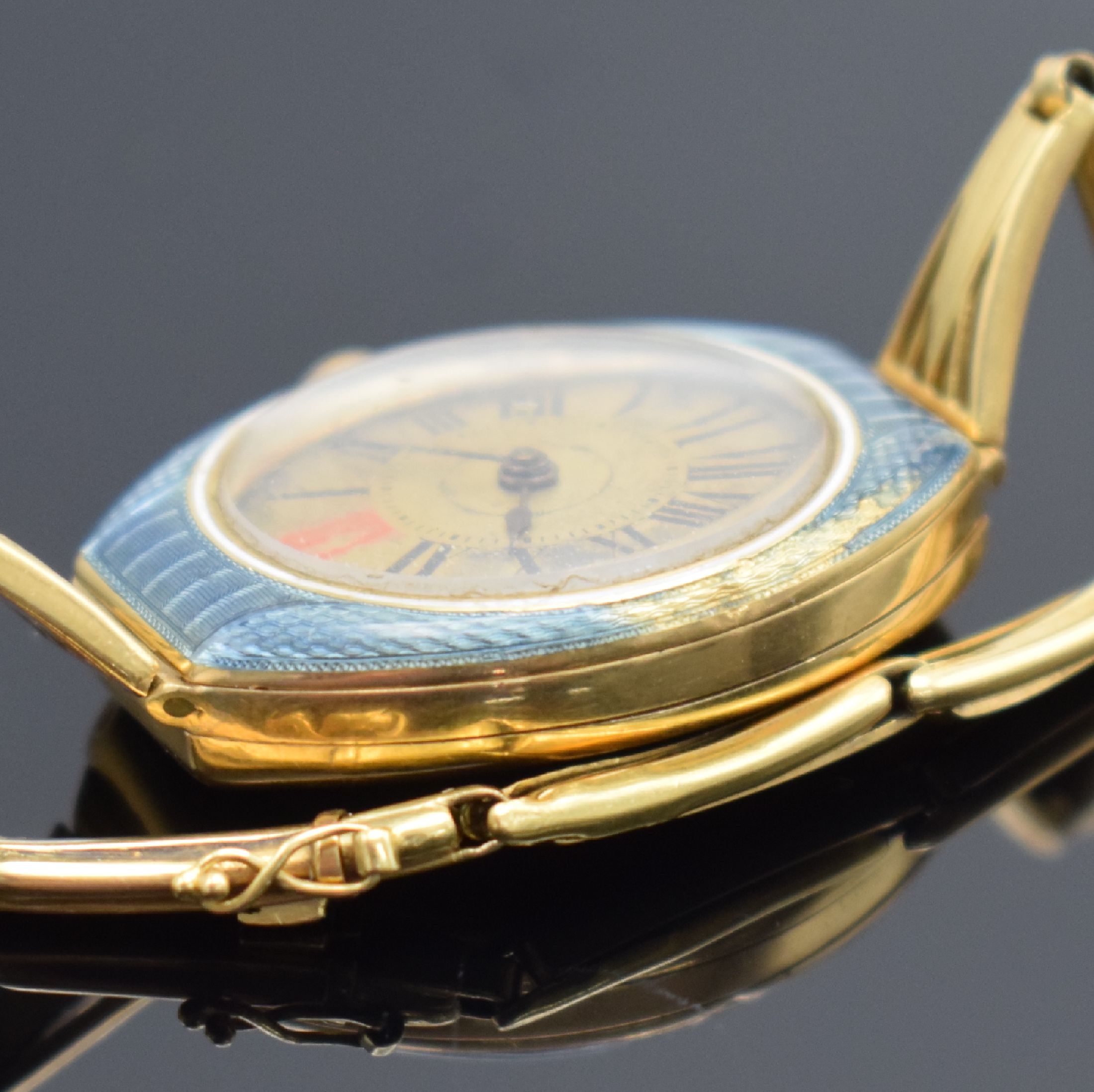 Detail c: Emaillierte Armbanduhr in GG 750/000, Schweiz um 1900, Handaufzug, Geh. & aufgedr. Boden dell., GG 750/000 Band, gold. Zifferbl. altersbed. pat./fl., ...