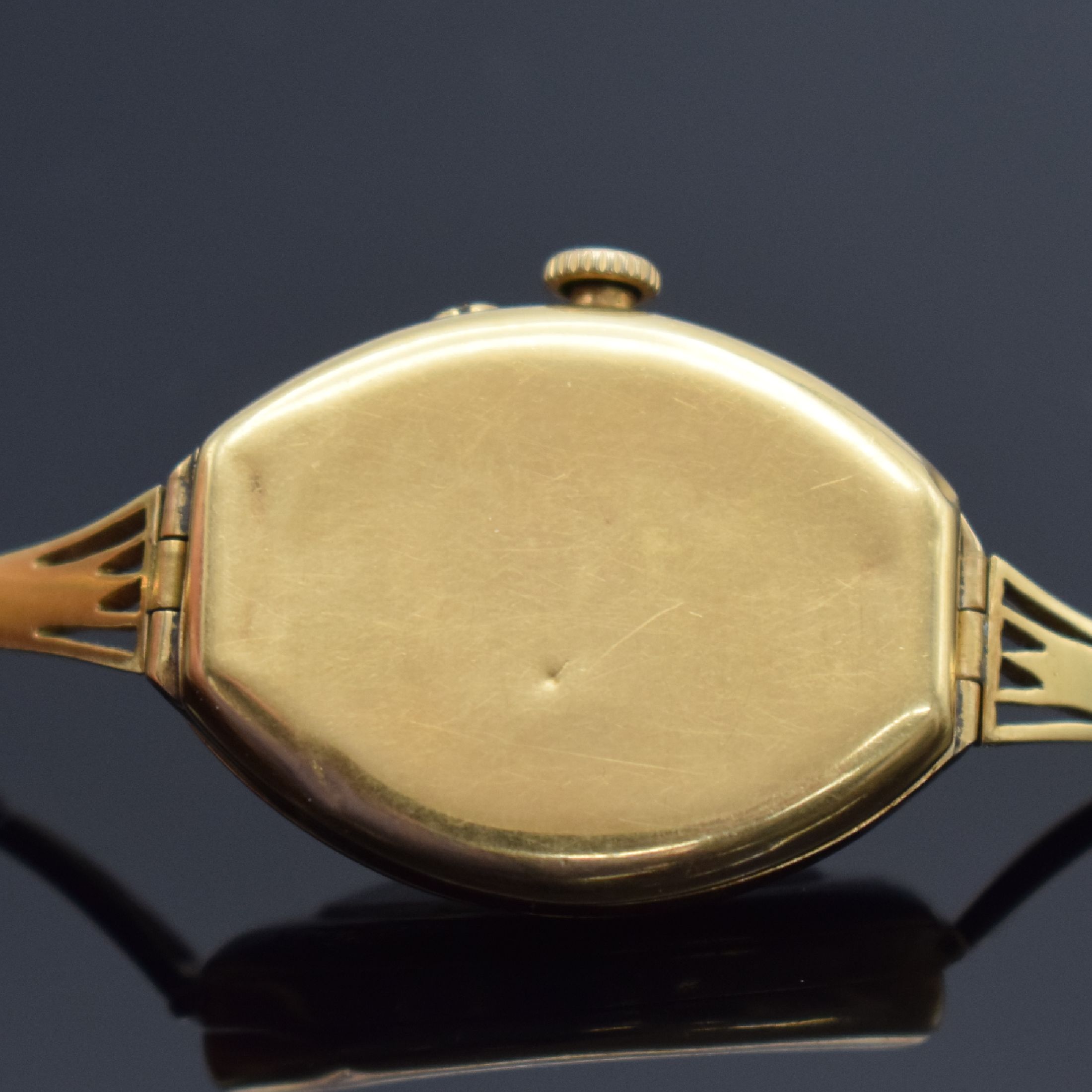 Detail d: Emaillierte Armbanduhr in GG 750/000, Schweiz um 1900, Handaufzug, Geh. & aufgedr. Boden dell., GG 750/000 Band, gold. Zifferbl. altersbed. pat./fl., ...