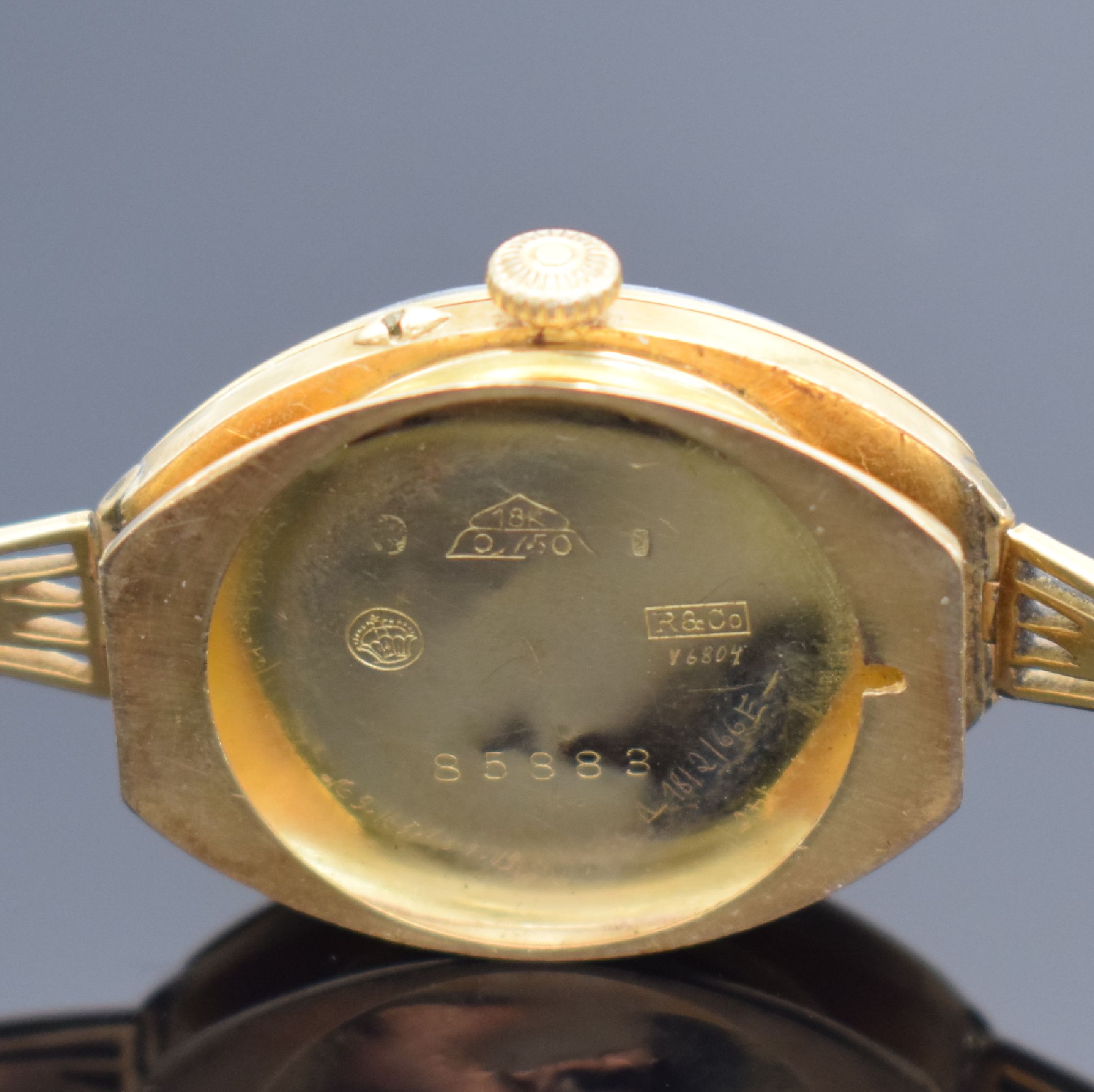 Detail f: Emaillierte Armbanduhr in GG 750/000, Schweiz um 1900, Handaufzug, Geh. & aufgedr. Boden dell., GG 750/000 Band, gold. Zifferbl. altersbed. pat./fl., ...