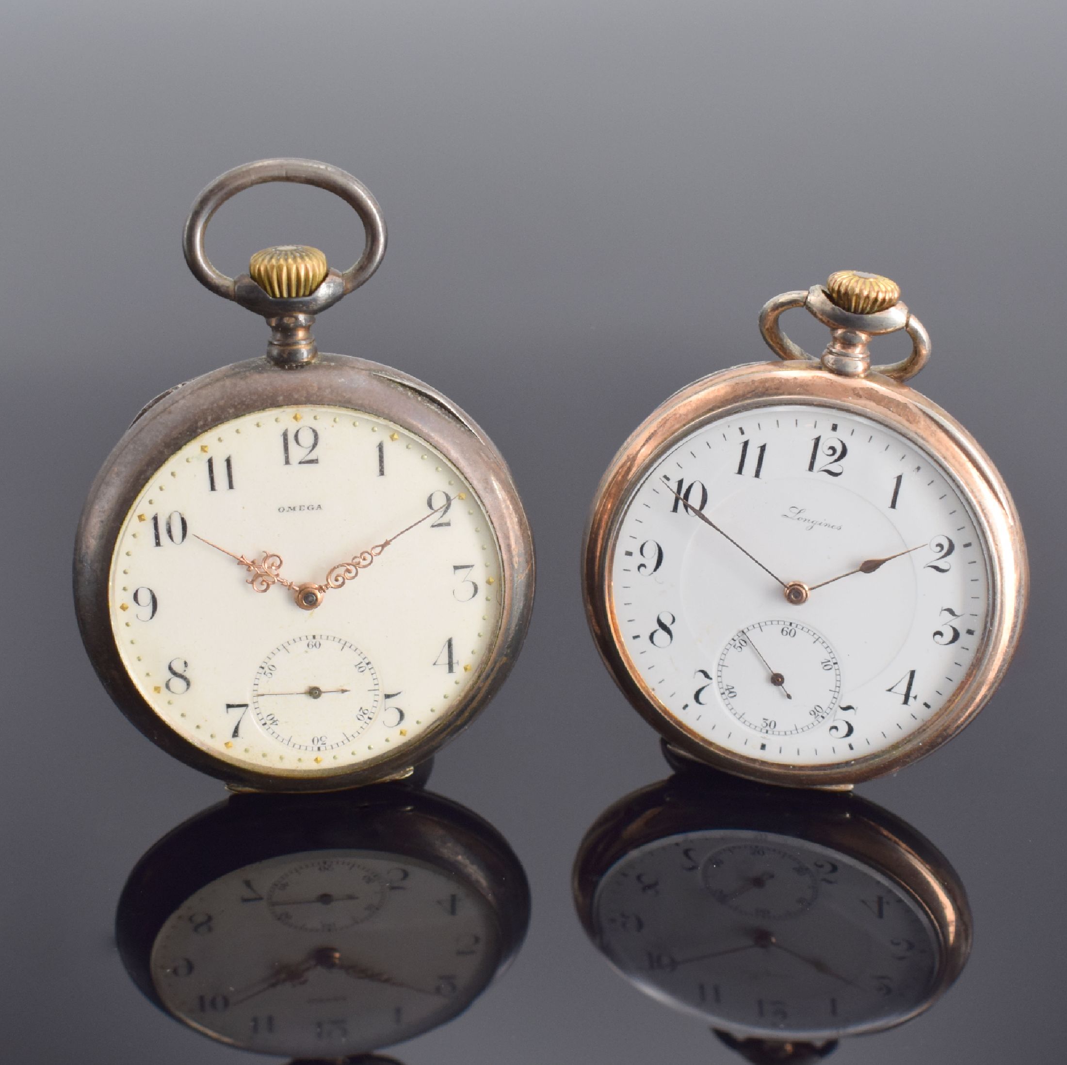 LONGINES & OMEGA 2 offene Herrentaschenuhren, Schweiz um 1915, dell. Geh. (angel.) & Cuvette in 800er Silber, guill. Rückdeckel m. Monogrammspiegel ...