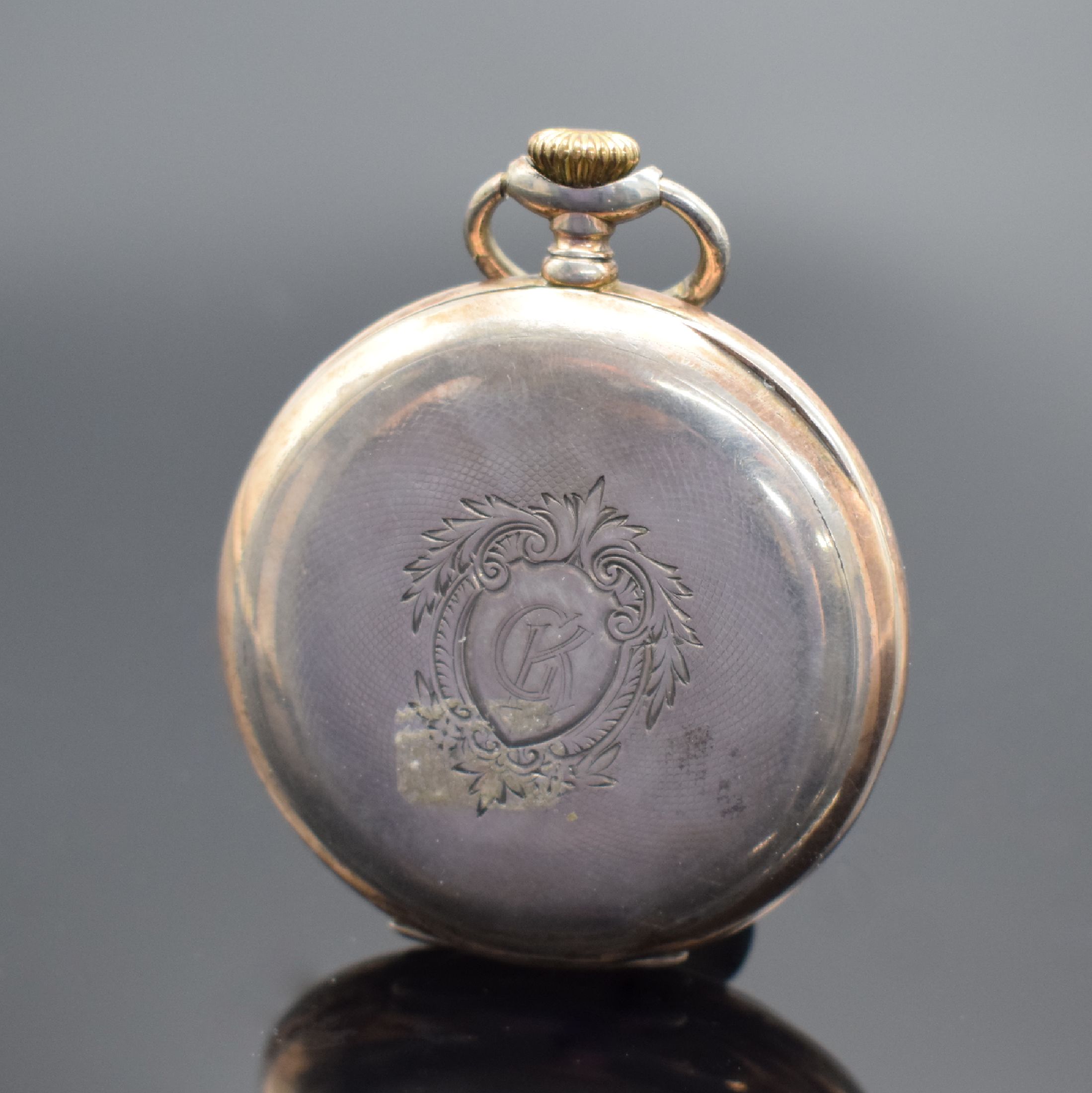 Detail b: LONGINES & OMEGA 2 offene Herrentaschenuhren, Schweiz um 1915, dell. Geh. (angel.) & Cuvette in 800er Silber, guill. Rückdeckel m. Monogrammspiegel ...